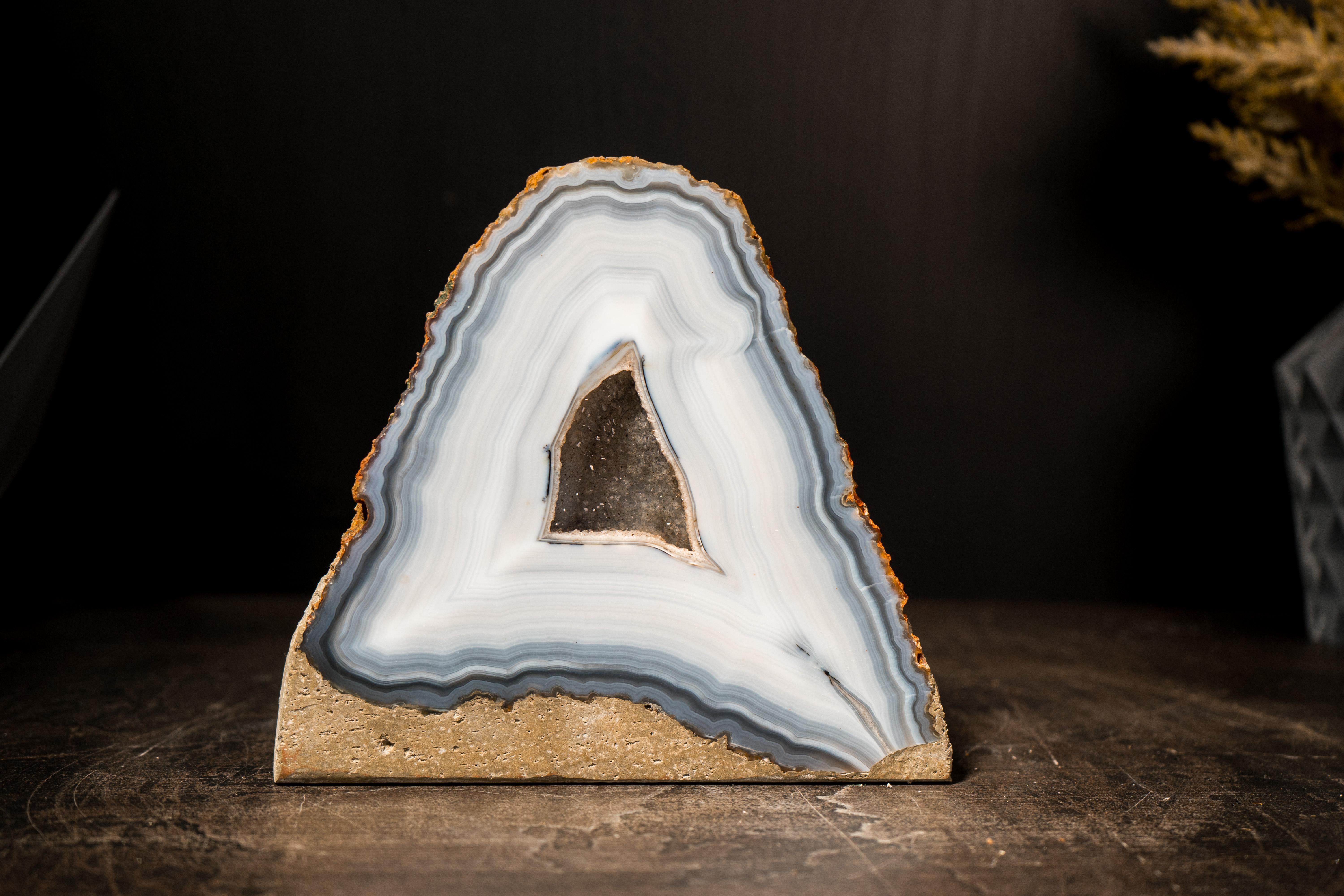 Rara opera d'arte naturale: Raro geode di agata merlettata blu e bianca con motivi a strisce, tutto intatto

Descrizione

Il Brasile è uno dei maggiori produttori di agata al mondo e di tanto in tanto viene alla luce un geode come questo. Questo