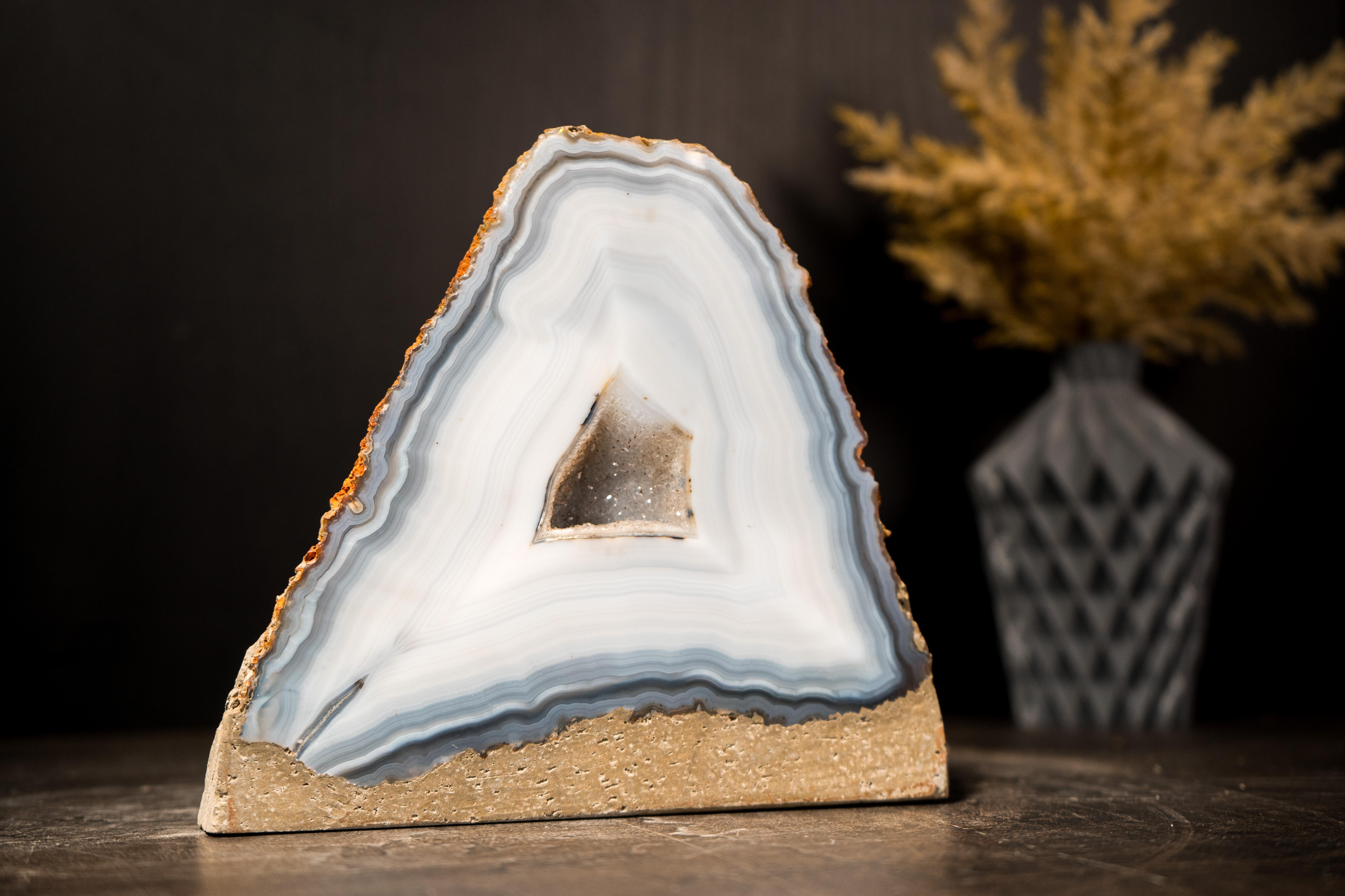 Rare Natural Artwork : Rare Géode d'Agate Dentelle Bleue et Blanche avec motifs rayés, All-Intact

Description

Le Brésil est l'un des principaux producteurs d'agate au monde, et il arrive qu'une géode comme celle-ci soit mise au jour. Ce spécimen