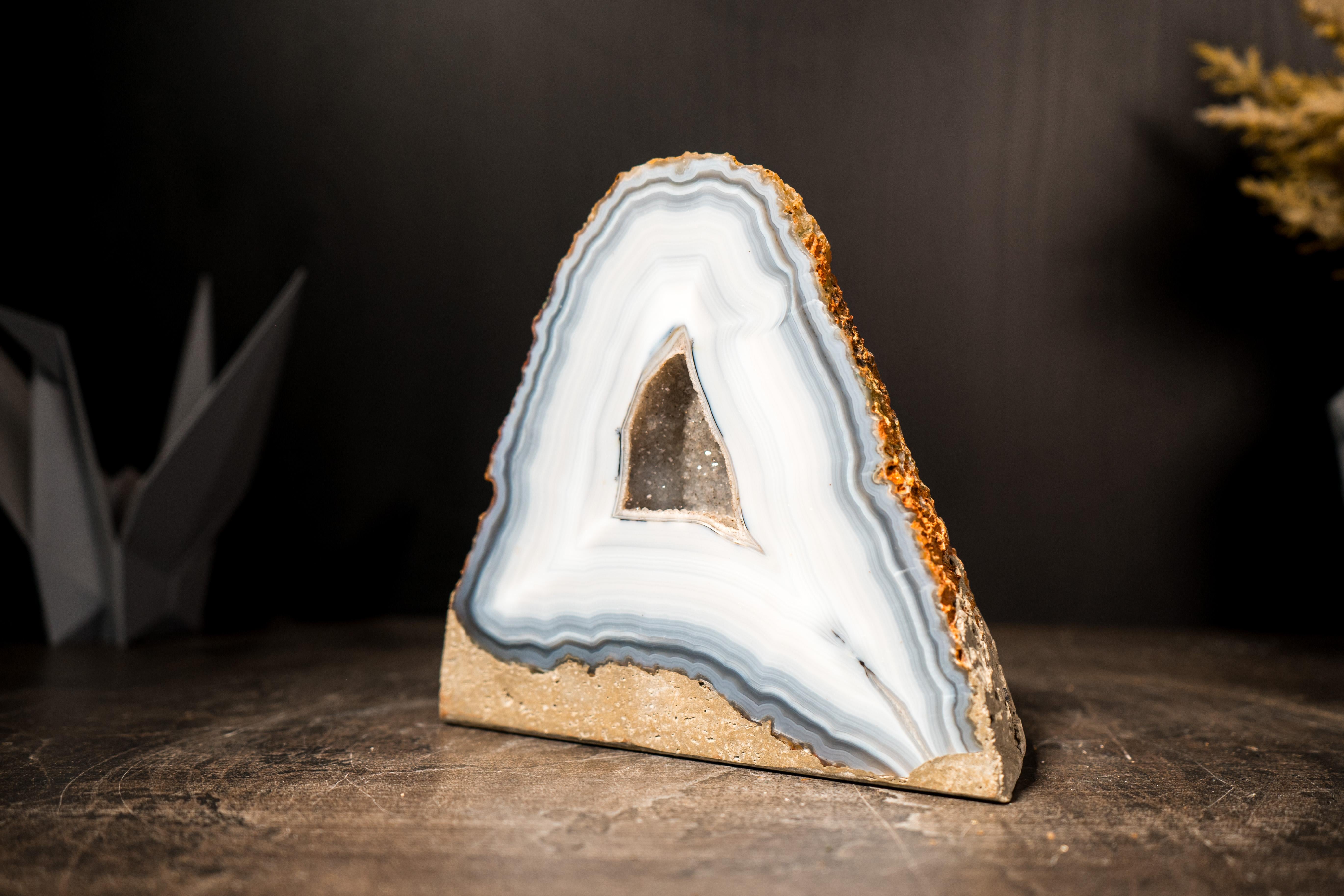 Brasiliano Raro geode di agata blu e bianco con lacci intatti proveniente dal Brasile in vendita