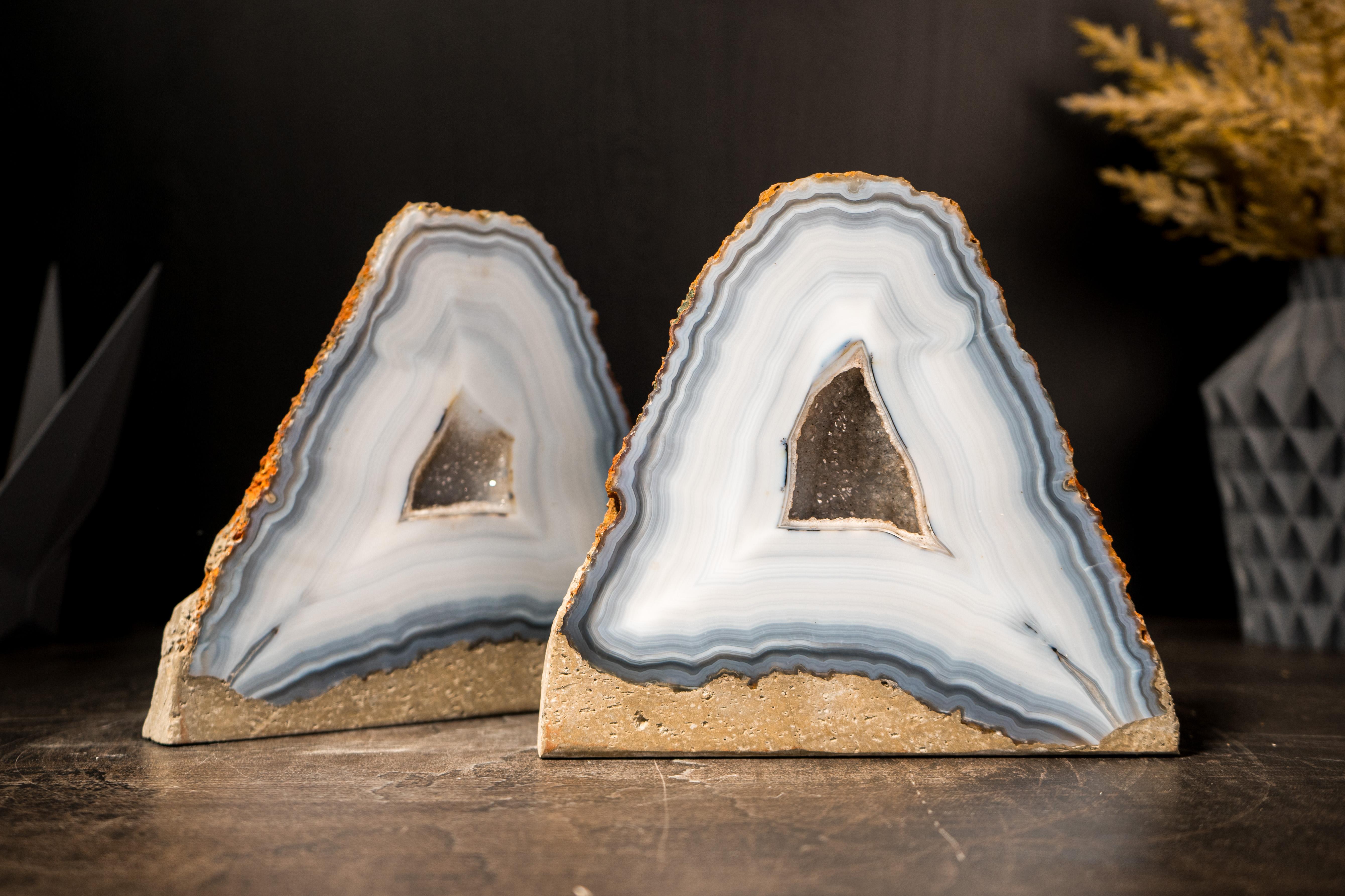 Brasiliano Coppia di rari geodi di agata blu e bianca, agate intatte e naturali in vendita