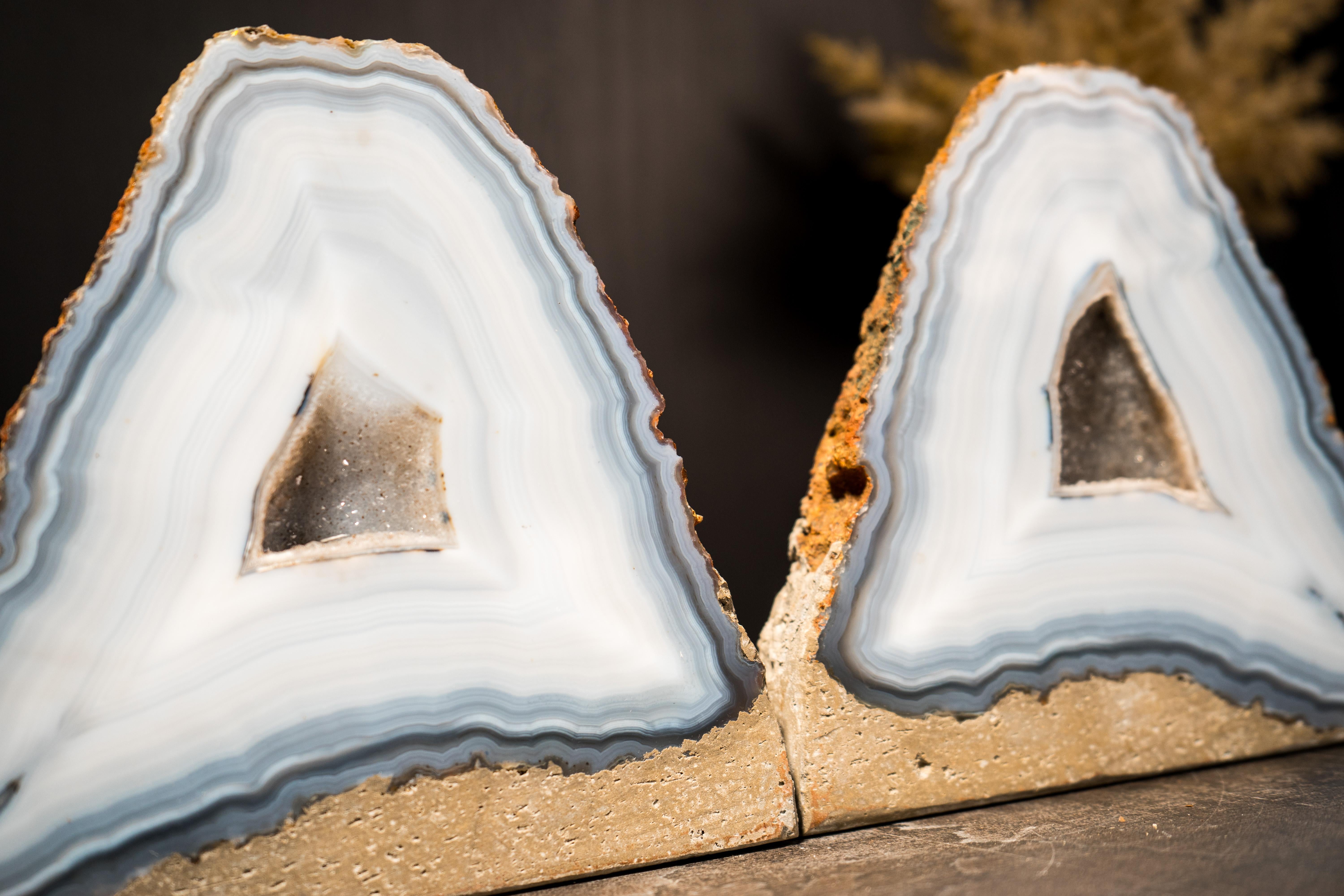 Cristallo Coppia di rari geodi di agata blu e bianca, agate intatte e naturali in vendita