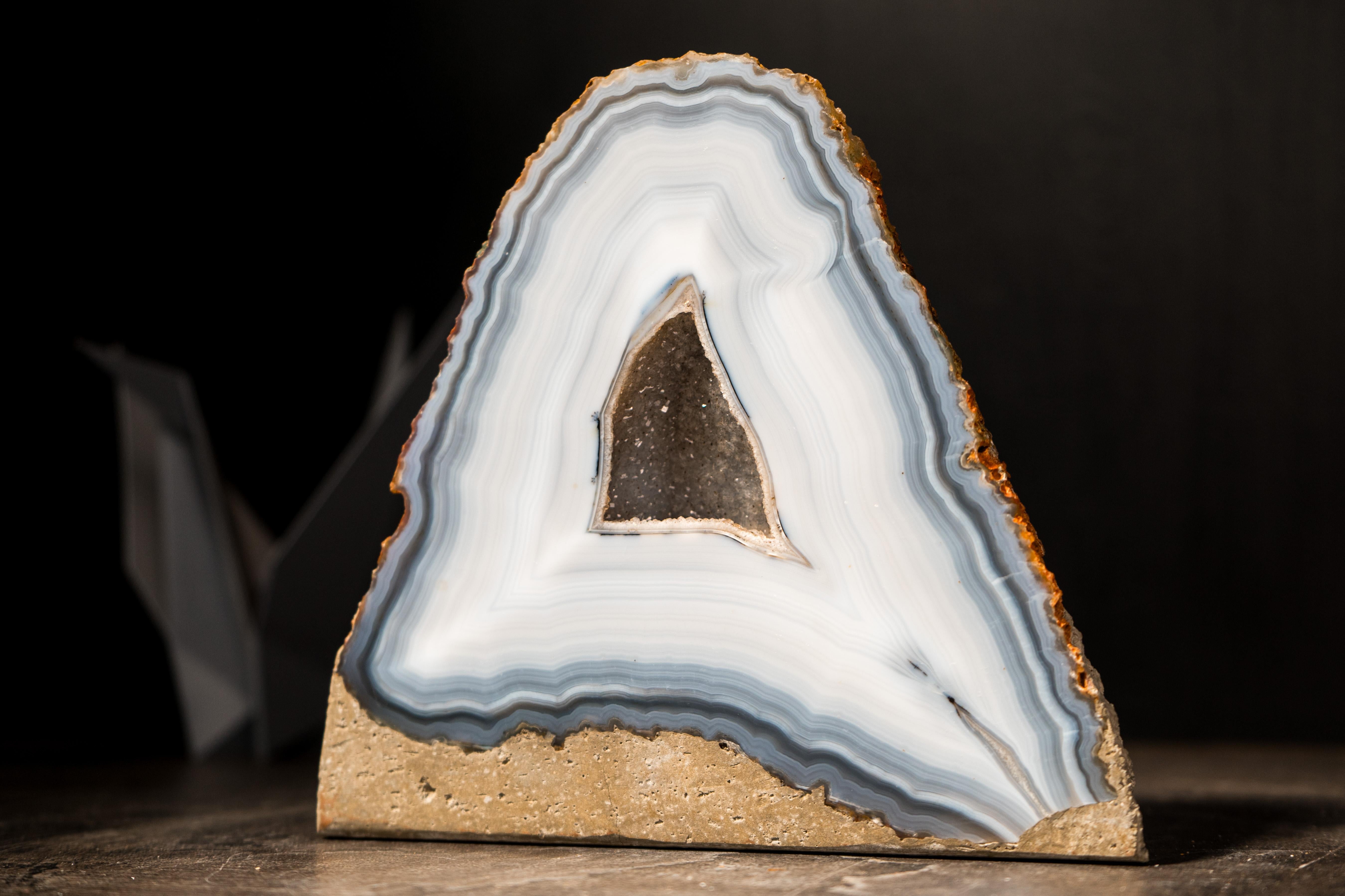 Raro geode di agata blu e bianco con lacci intatti proveniente dal Brasile in vendita 1