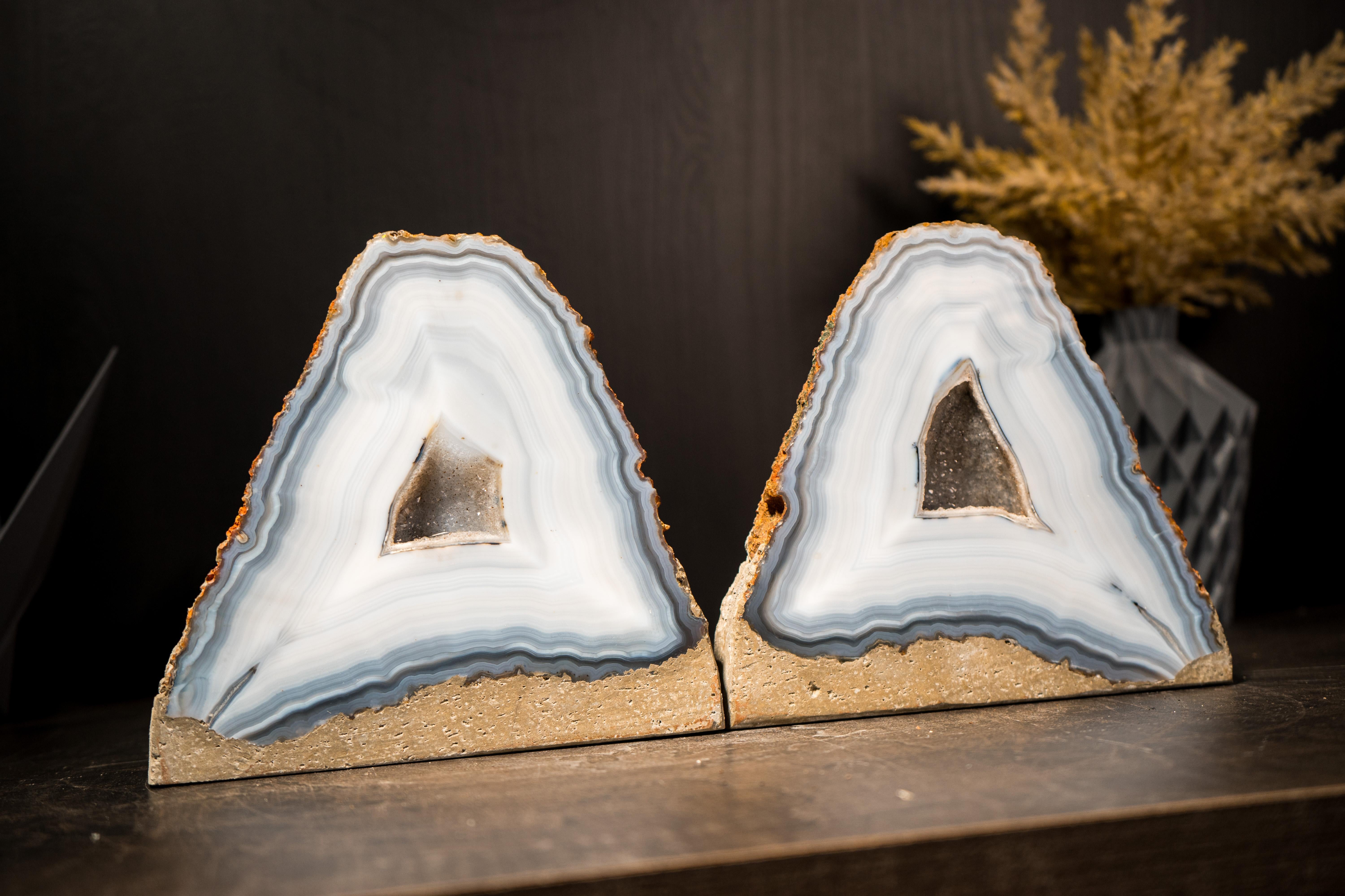 Coppia di rari geodi di agata blu e bianca, agate intatte e naturali in vendita 1