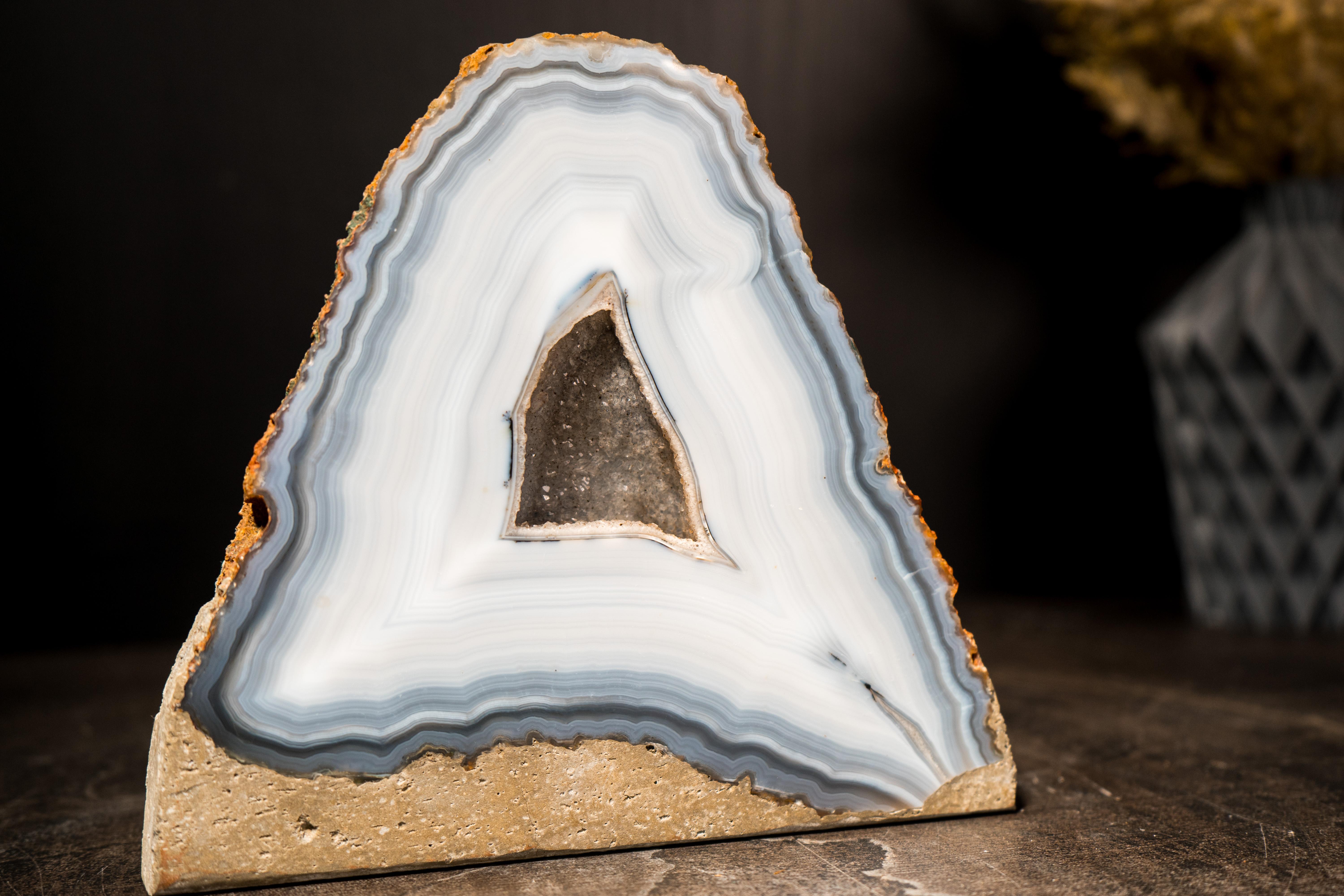 Raro geode di agata blu e bianco con lacci intatti proveniente dal Brasile in vendita 2