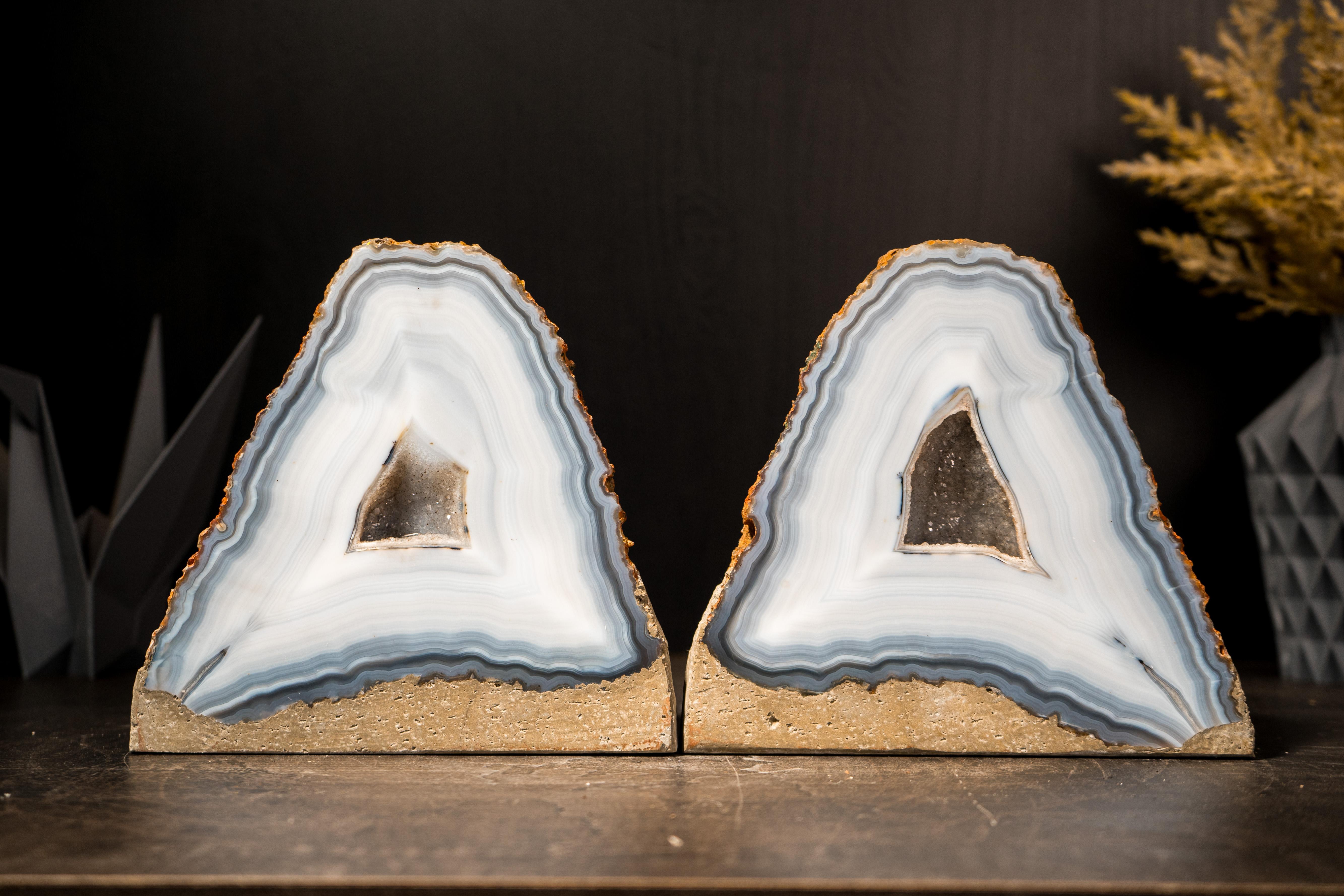Coppia di rari geodi di agata blu e bianca, agate intatte e naturali in vendita 2