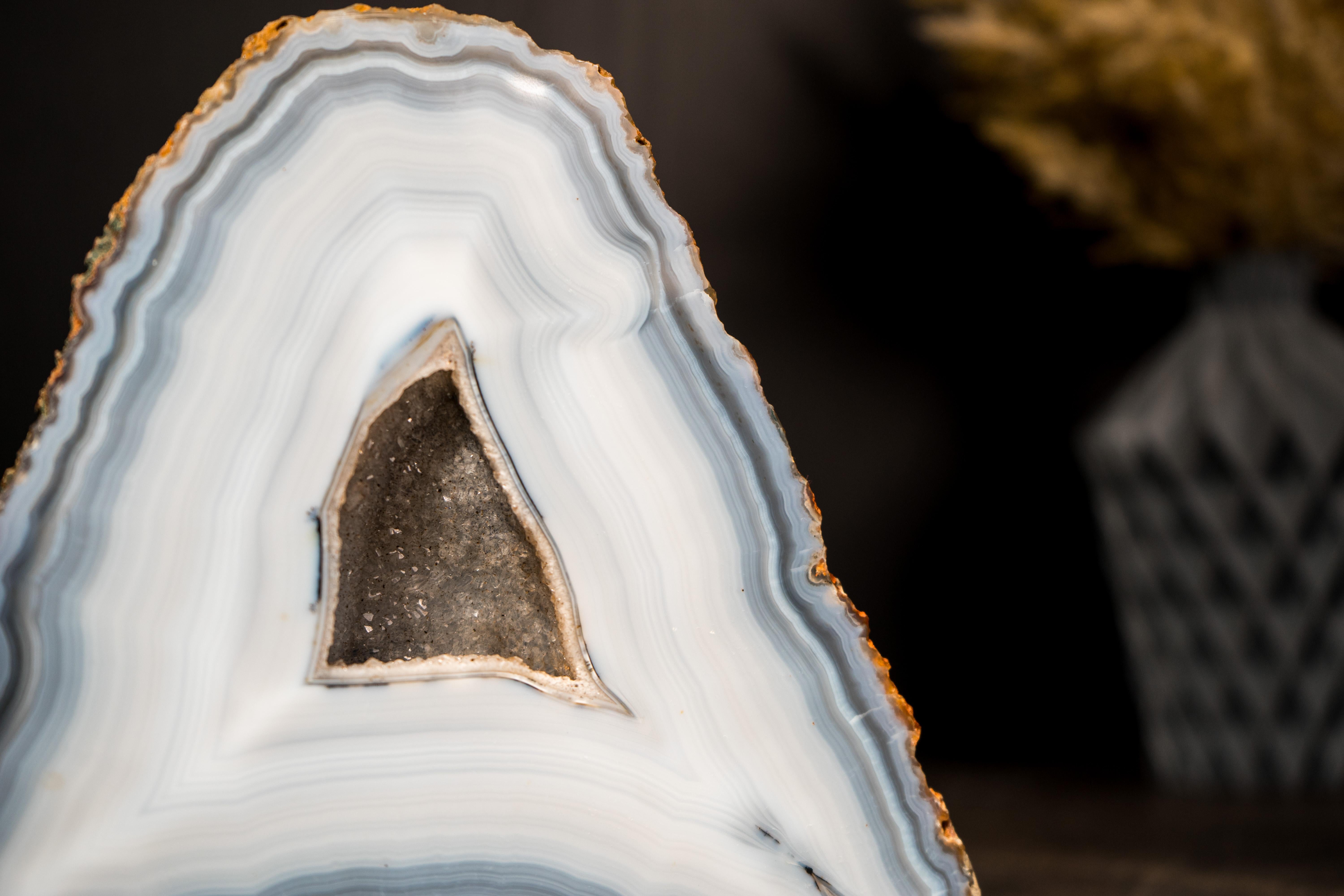 Raro geode di agata blu e bianco con lacci intatti proveniente dal Brasile in vendita 3