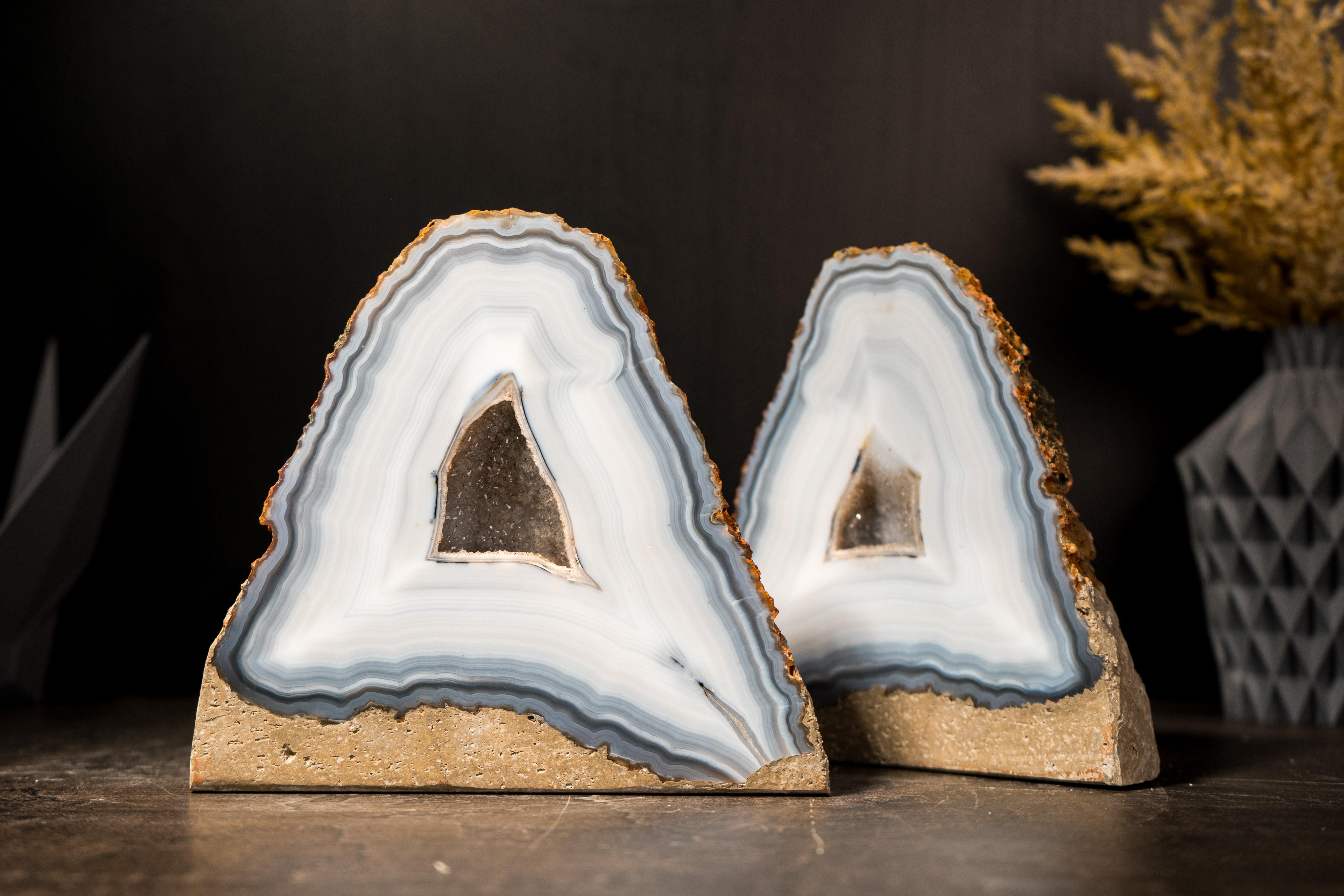 Coppia di rari geodi di agata blu e bianca, agate intatte e naturali in vendita 3