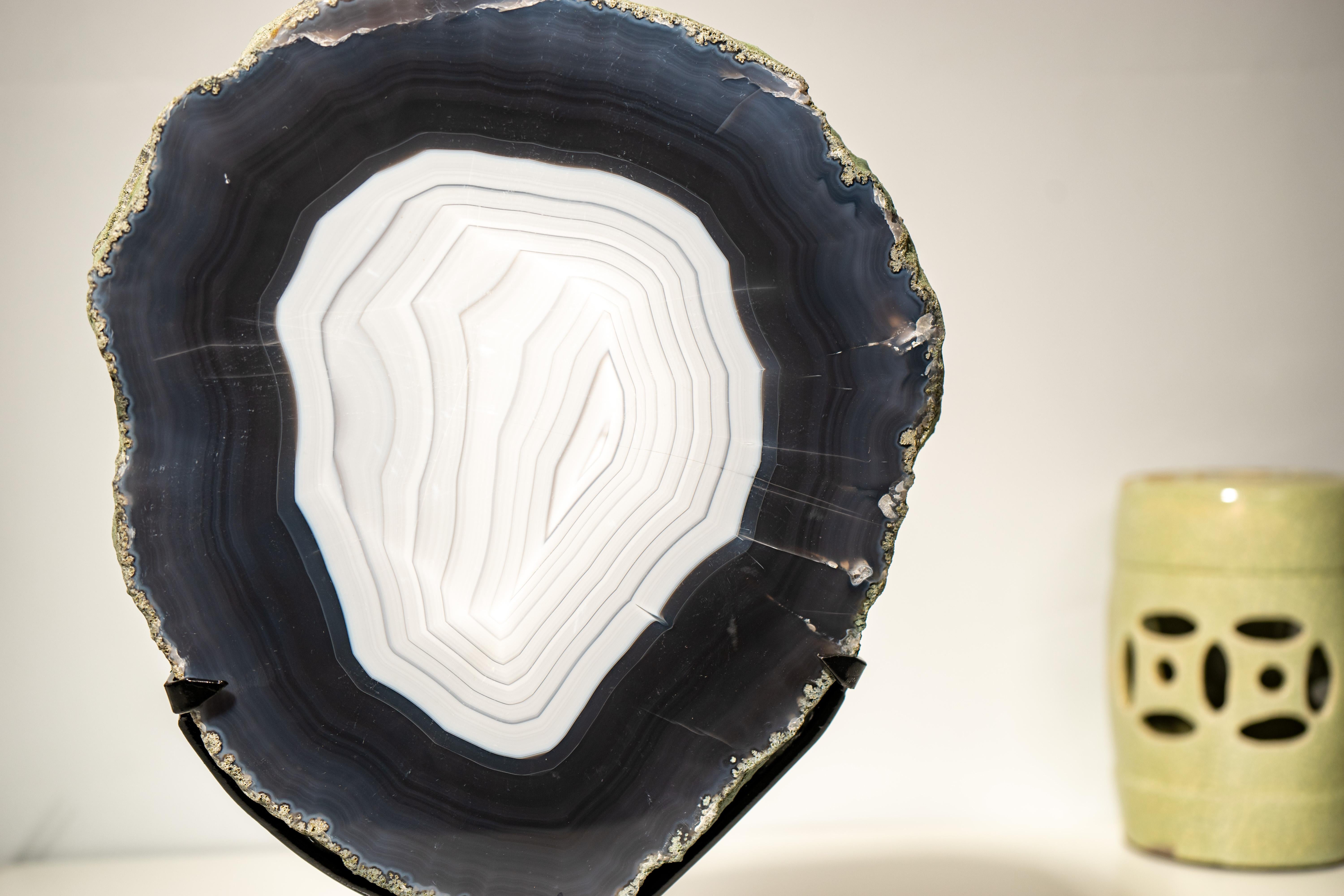 Superbo e raro geode di agata blu scuro e bianco in vendita 4
