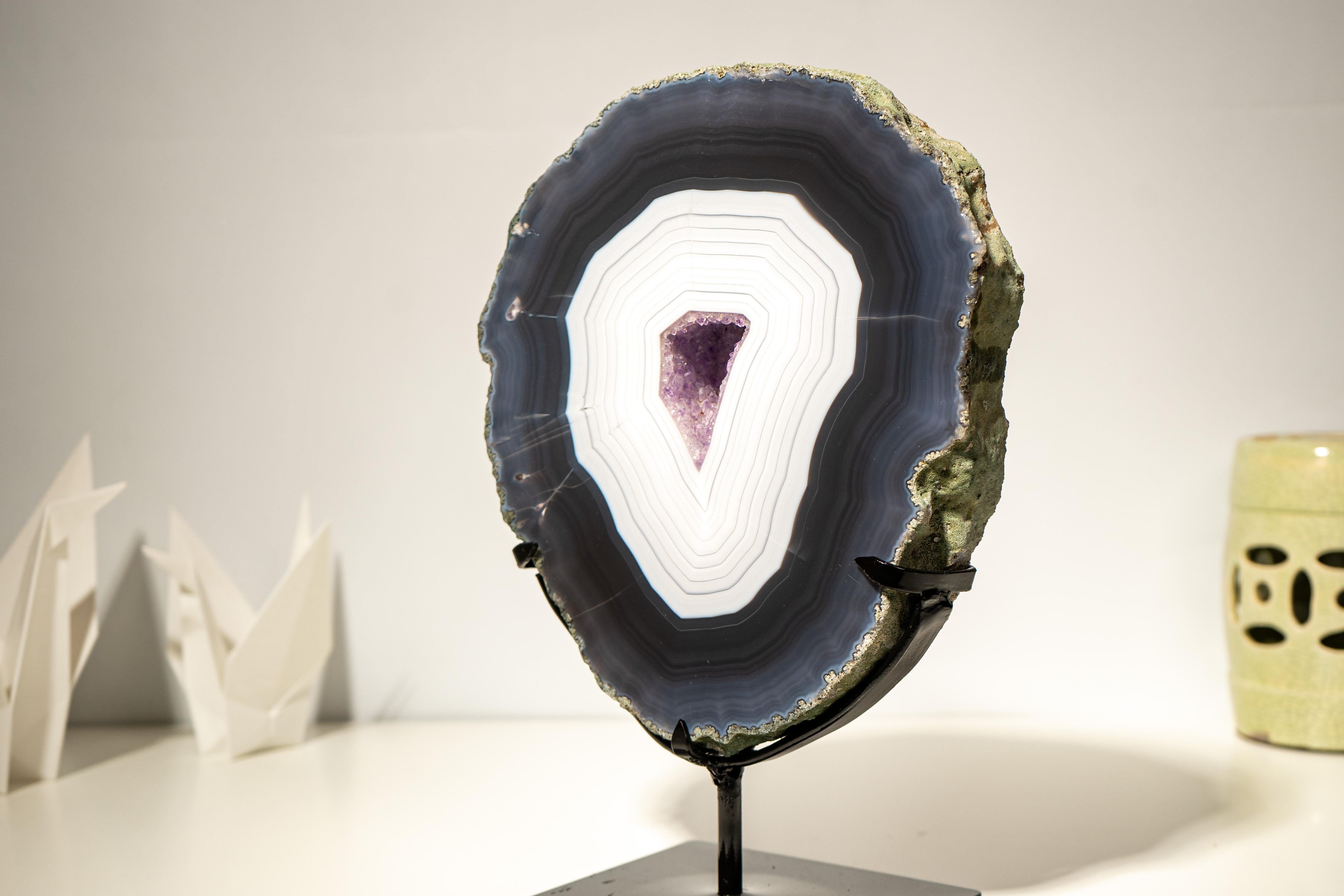 Rara opera d'arte naturale: Raro geode di agata merlettata blu e bianca con motivi a strisce, tutto intatto

Descrizione

Il Brasile è uno dei maggiori produttori di agata al mondo e di tanto in tanto viene alla luce un geode come questo. Questa
