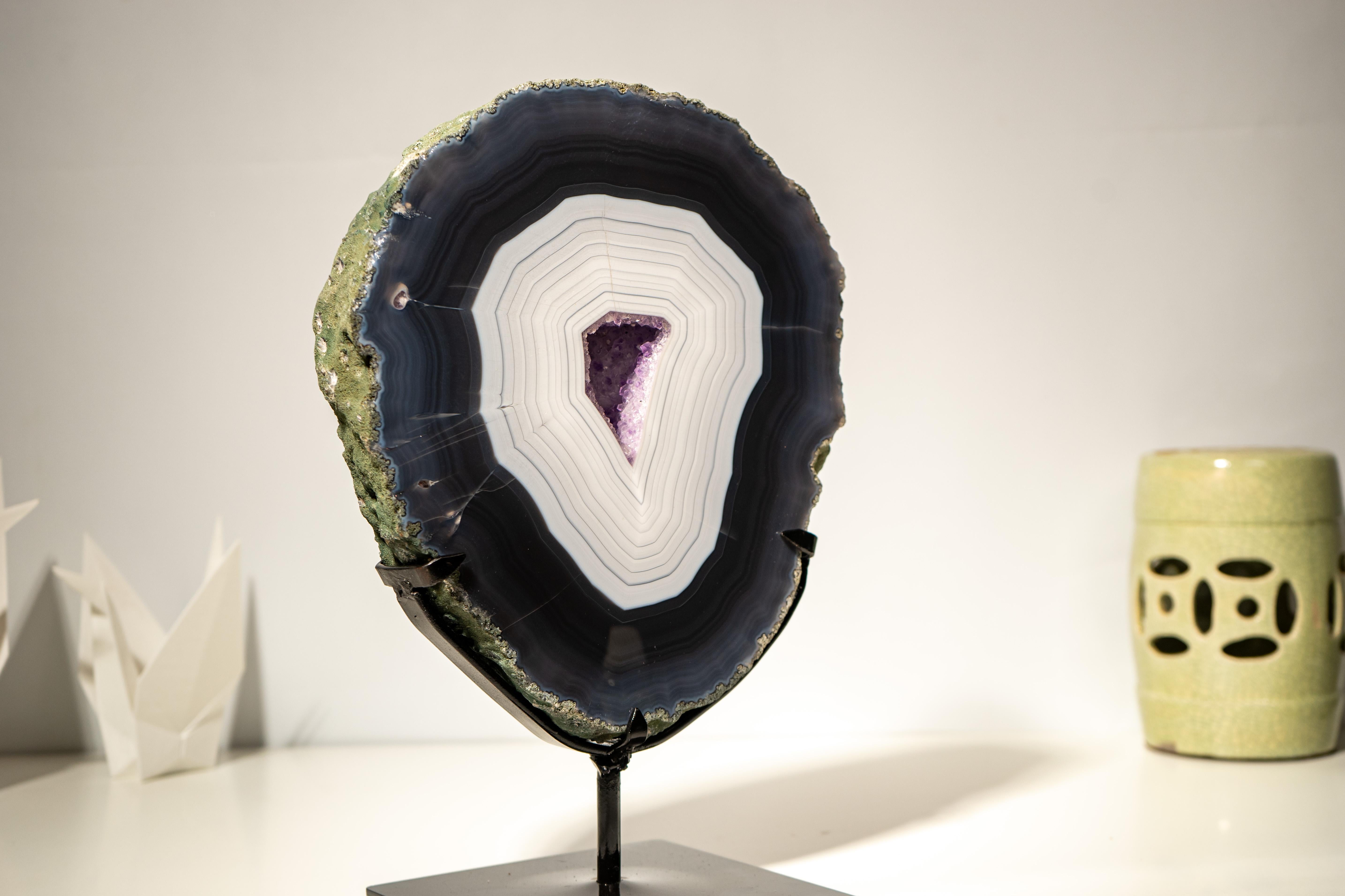Brasiliano Superbo e raro geode di agata blu scuro e bianco in vendita