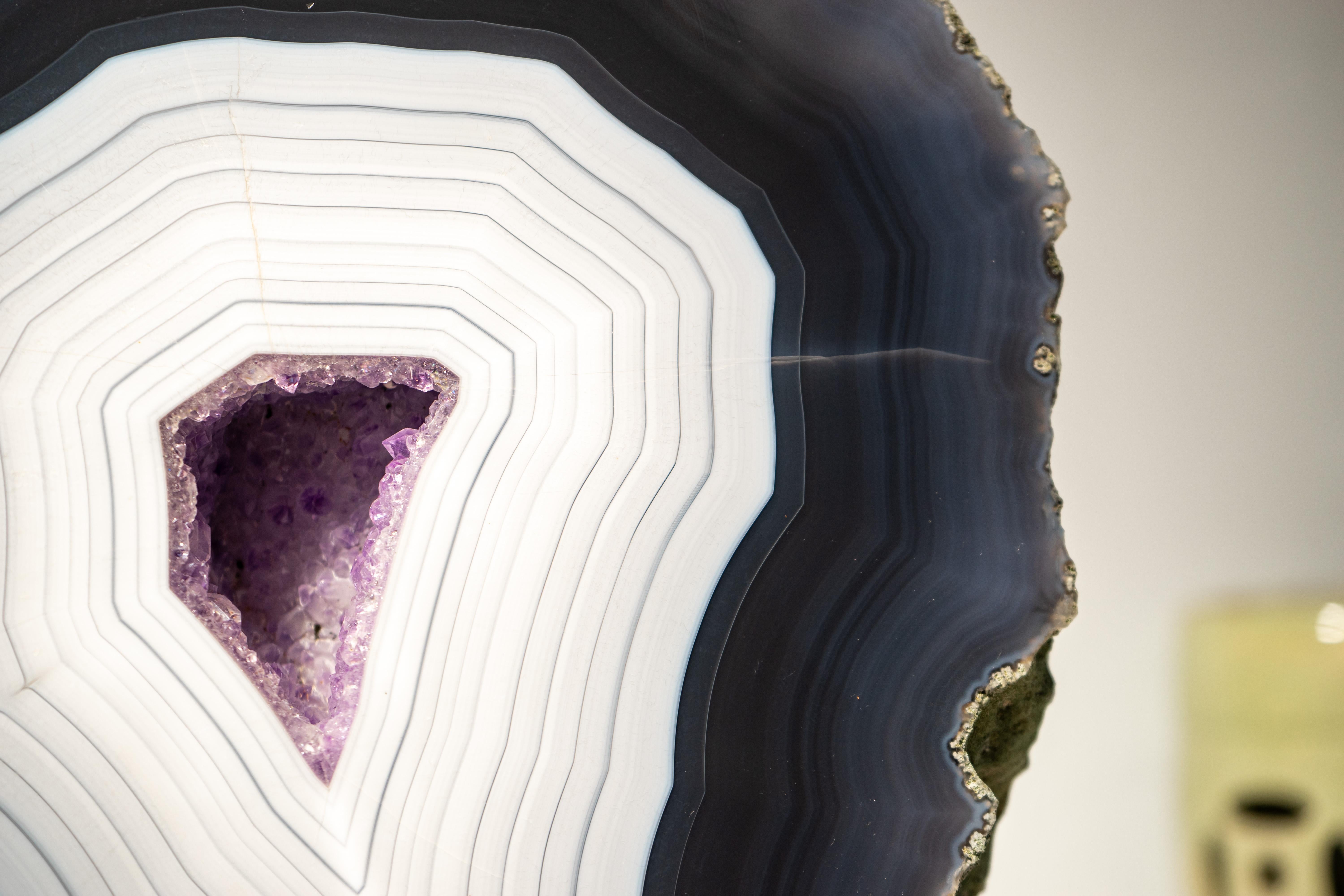 Cristallo Superbo e raro geode di agata blu scuro e bianco in vendita