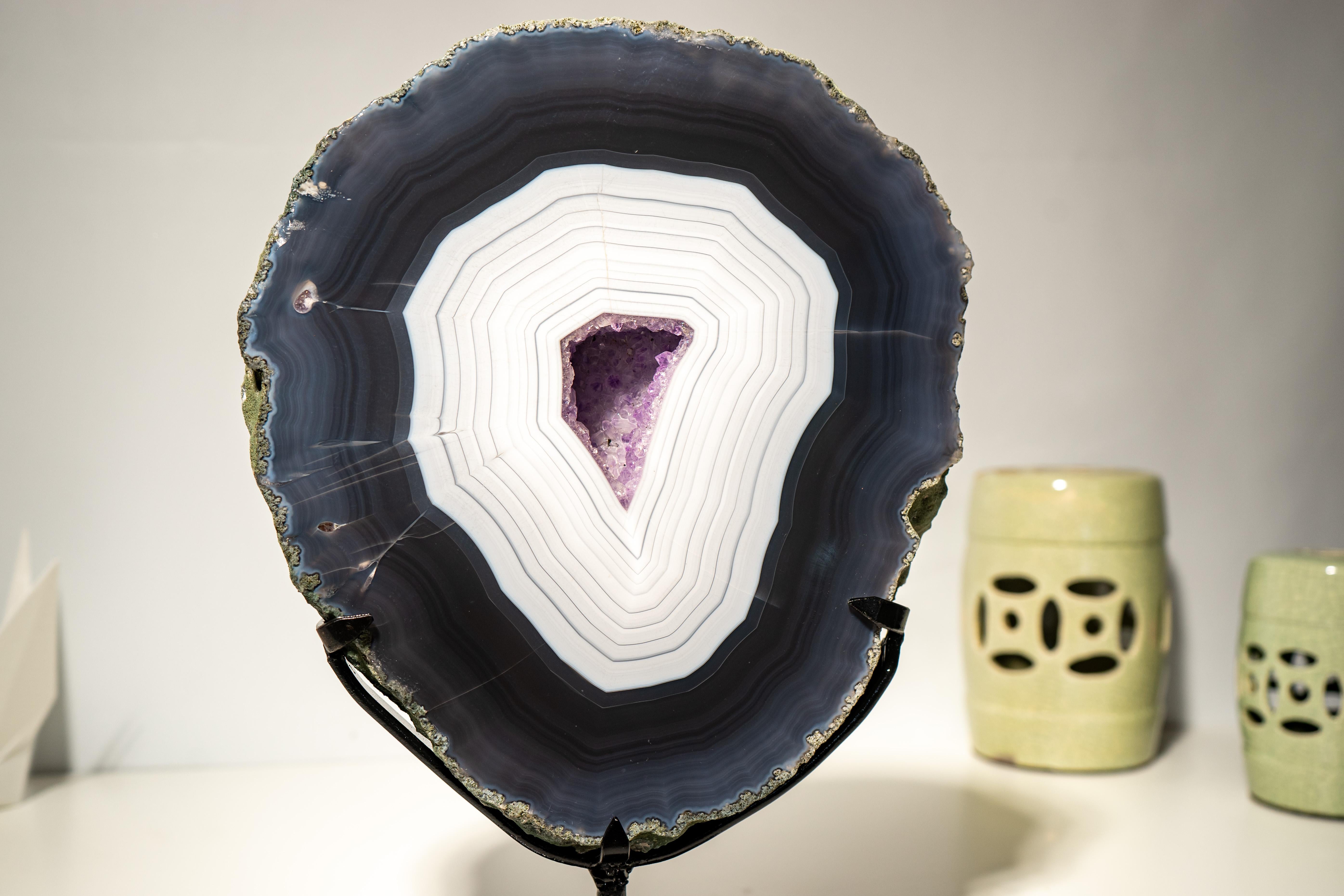 Superbo e raro geode di agata blu scuro e bianco in vendita 2