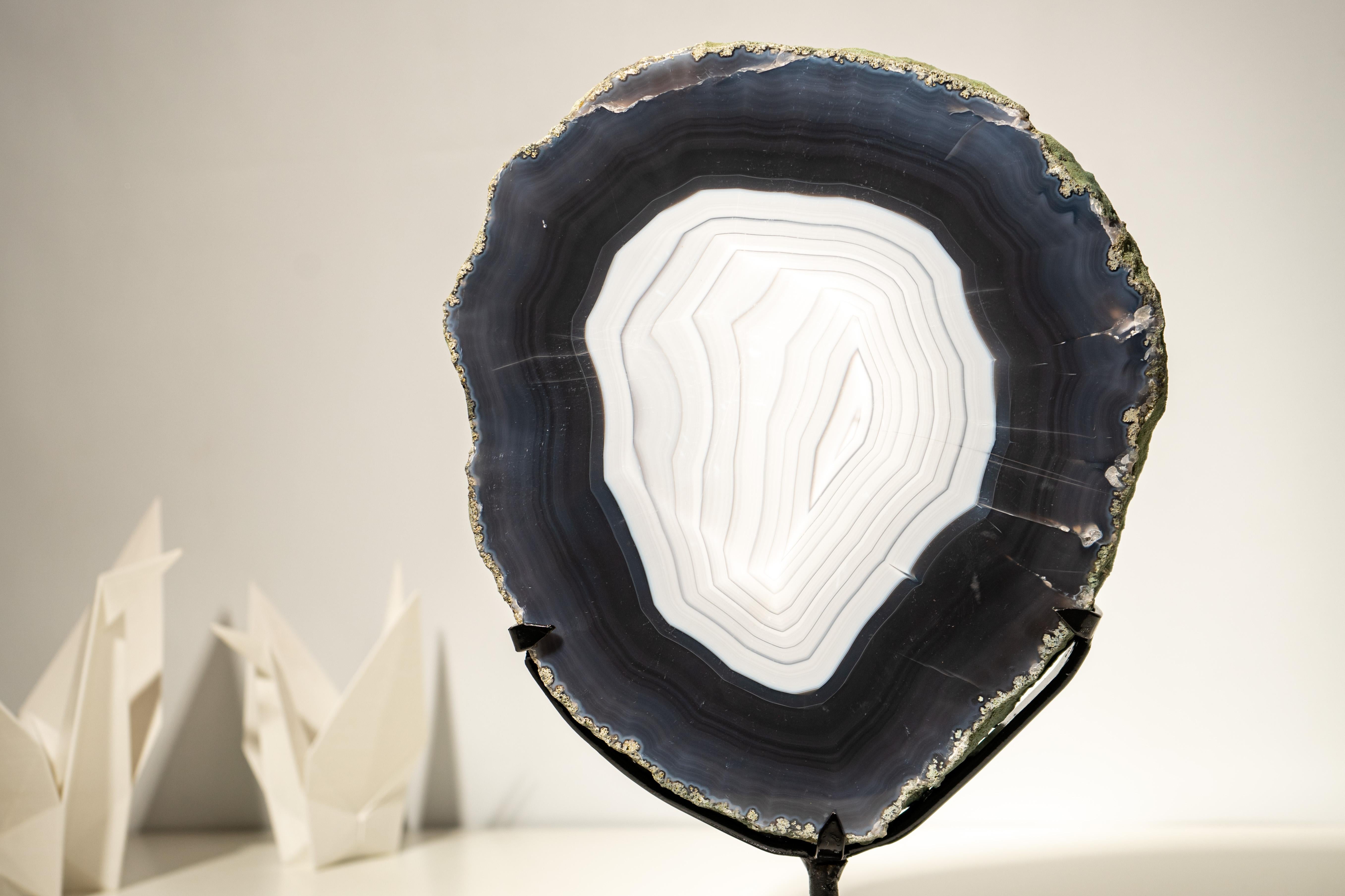 Superbo e raro geode di agata blu scuro e bianco in vendita 3