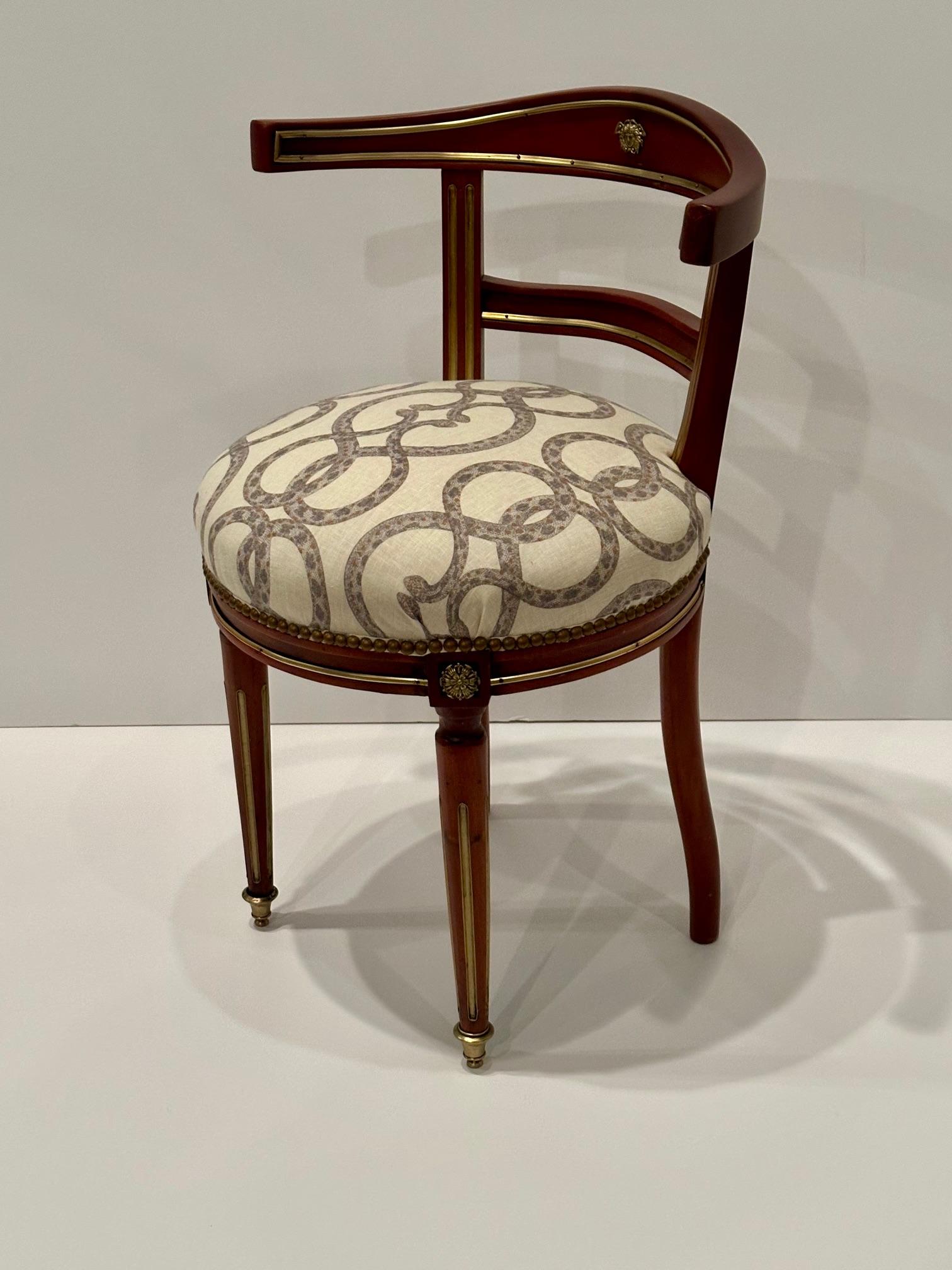 Sedia in stile Impero del tardo XIX secolo, superbamente elegante e insolita, con schienale curvo ornato da una piccola e splendida testa di Medusa, intarsiata in punti perfetti, comprese le gambe a reticolo con ottone, e recentemente imbottita. 
in