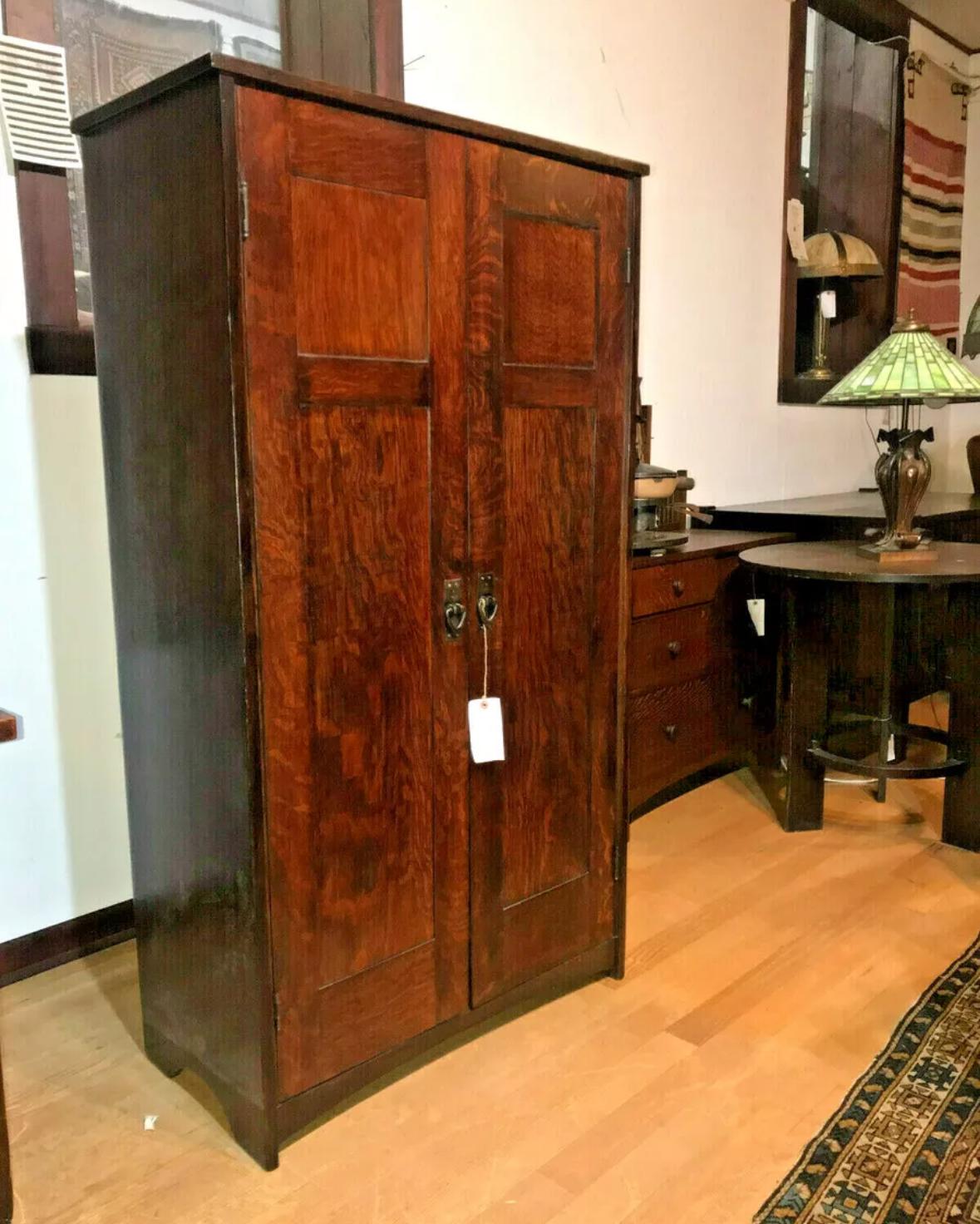Si tratta di un raro armadio Gustav Stickley, del 1904 circa, con etichetta in carta Eastwood come da foto. L'armadio è in buone condizioni. Neanche una scalfittura e neanche una goccia di soprabito con tutti i bordi affilati. Questo armadio ha