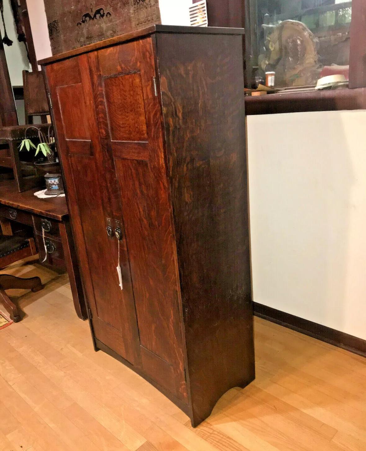SUPERB  Armadio Gustav Stickley  c. 1904  in ottime condizioni - W7216 In condizioni buone in vendita a Shamokin Dam, PA
