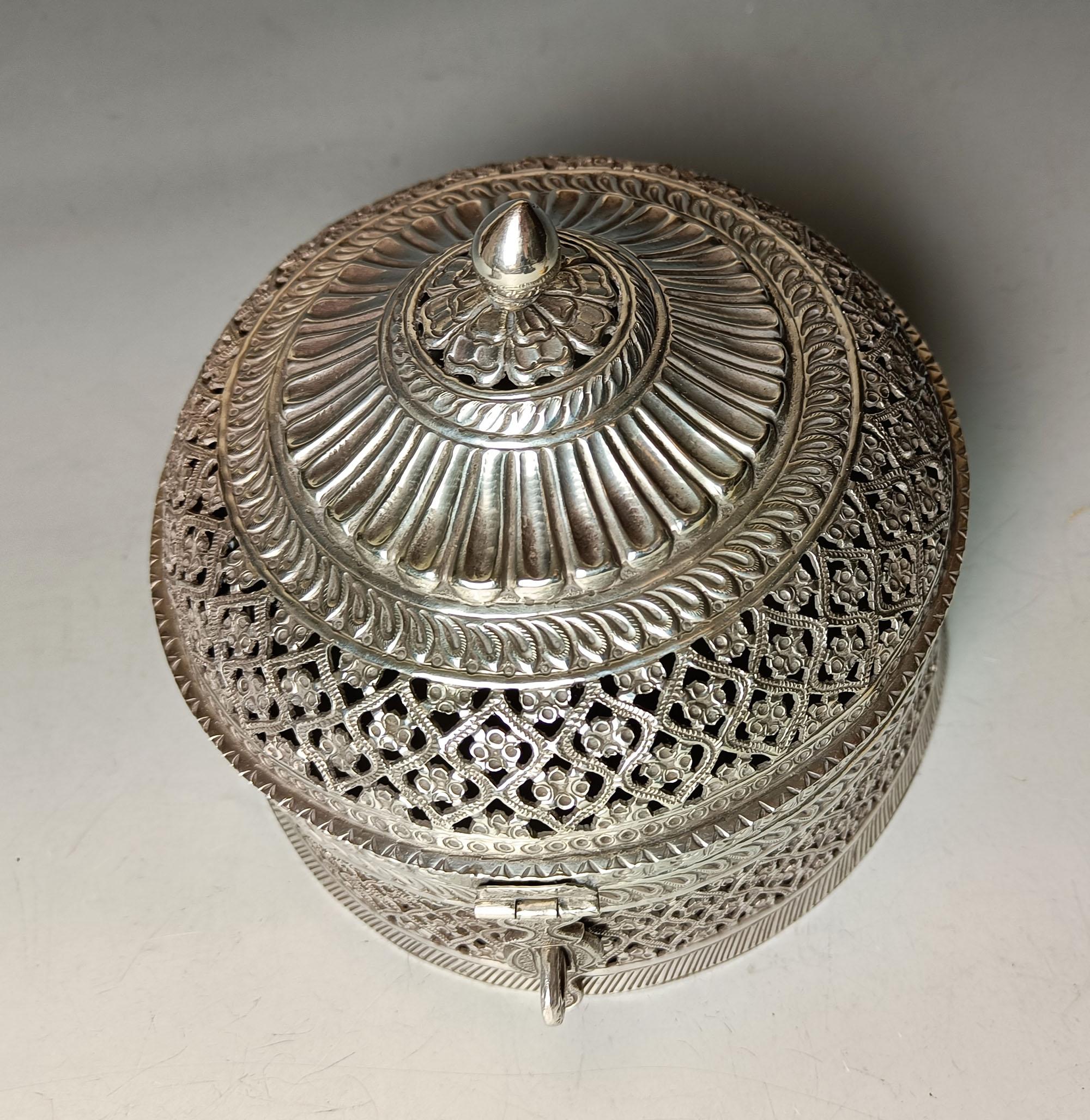 Hand-Crafted Superb Rare large Indian Mughal Silver Paan Box Antiques Asian Art