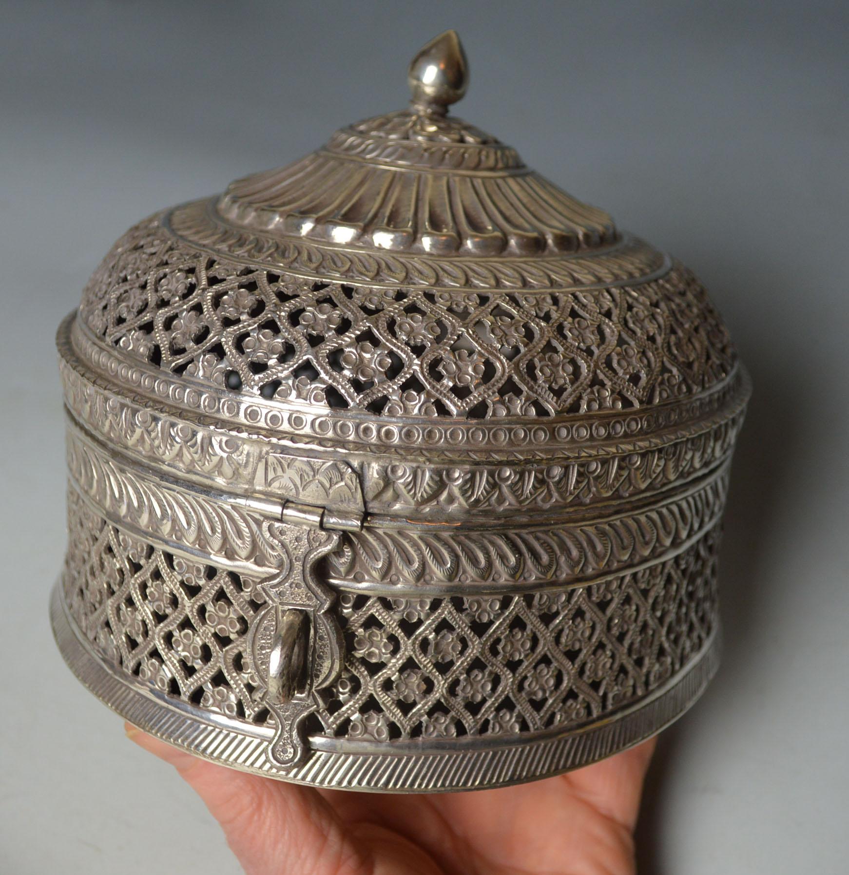 20th Century Superb Rare large Indian Mughal Silver Paan Box Antiques Asian Art