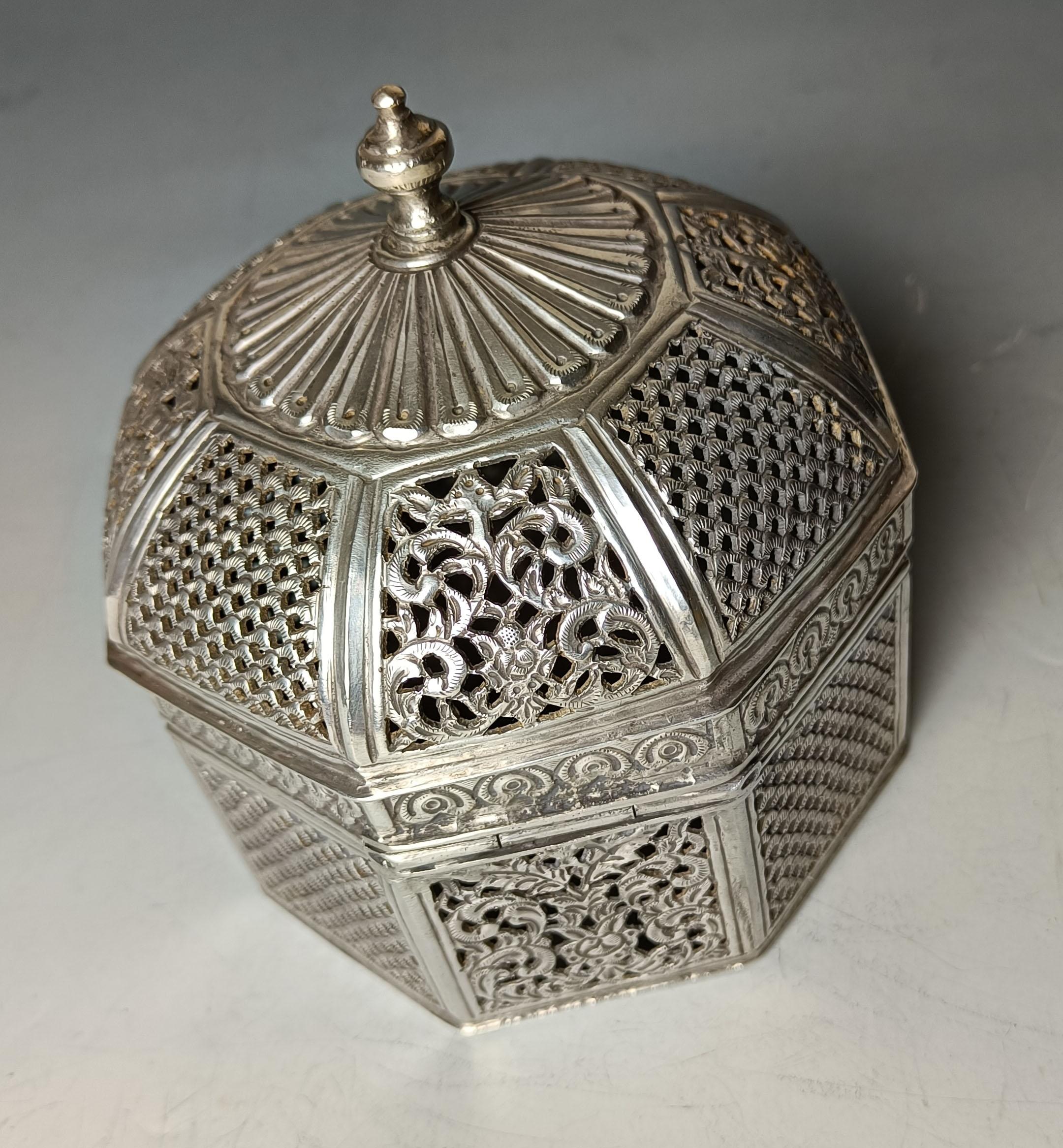 Hervorragende seltene große achteckige gewölbte indische Mughal-Silberschachtel, Antiquitäten Asiatische Kunst (Indisch) im Angebot