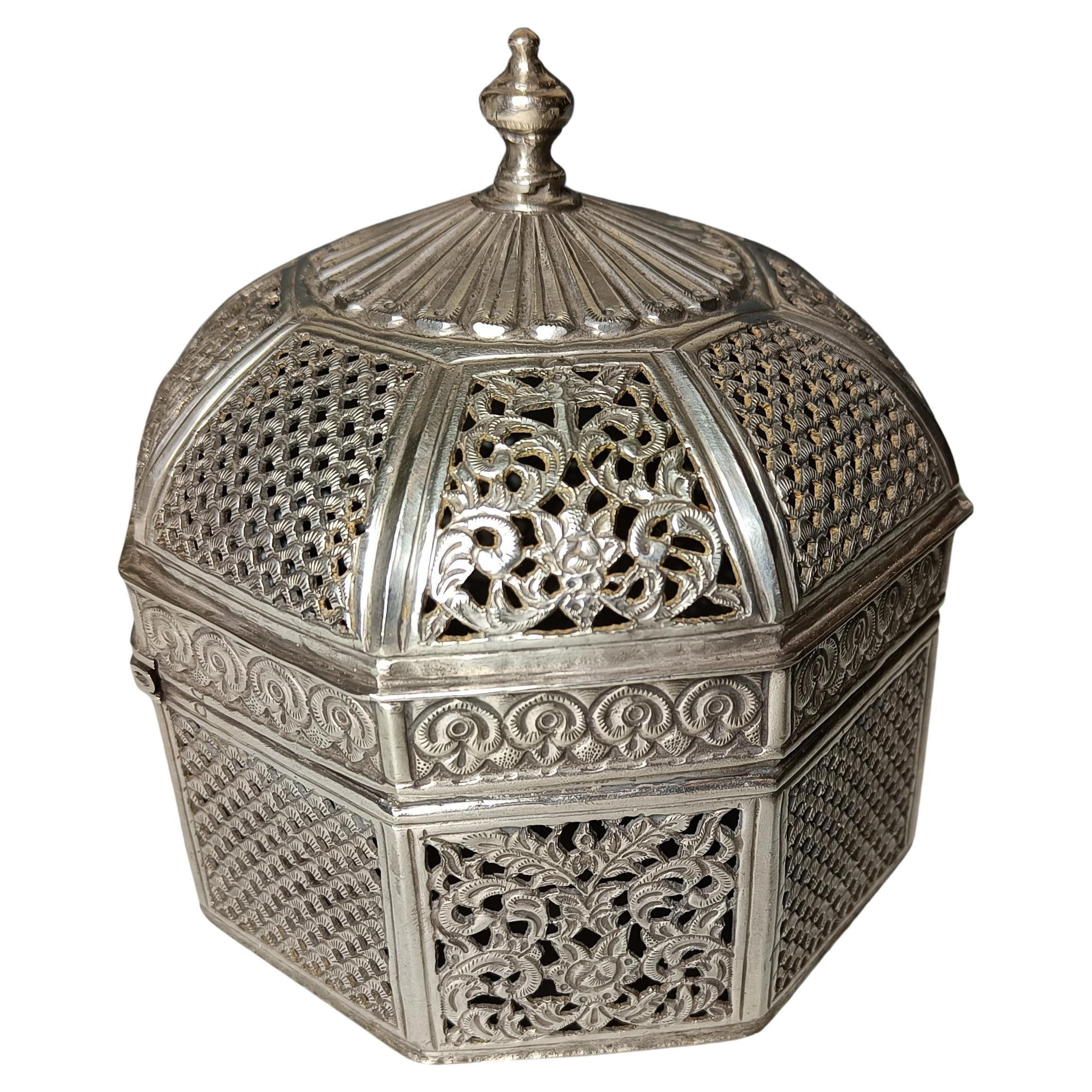 Hervorragende seltene große achteckige gewölbte indische Mughal-Silberschachtel, Antiquitäten Asiatische Kunst