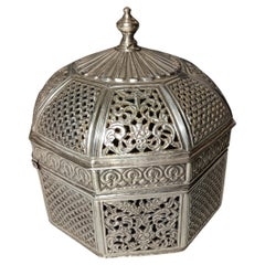 Espléndida caja octogonal grande abovedada de plata mogol de la India Antigüedades Arte asiático