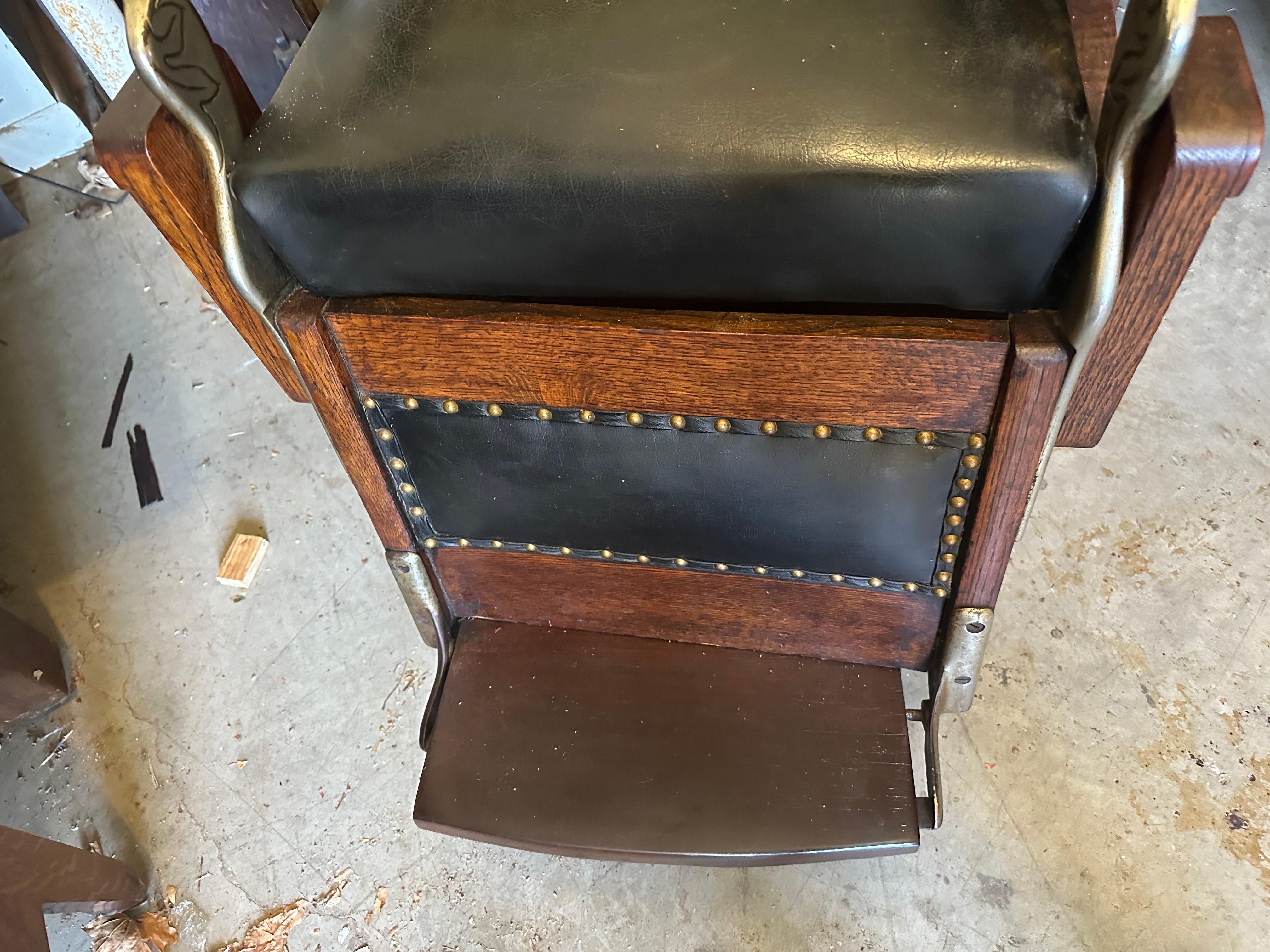 SUPERB Rare Quarter-Sawn Oak Barber Chair For Sale 2