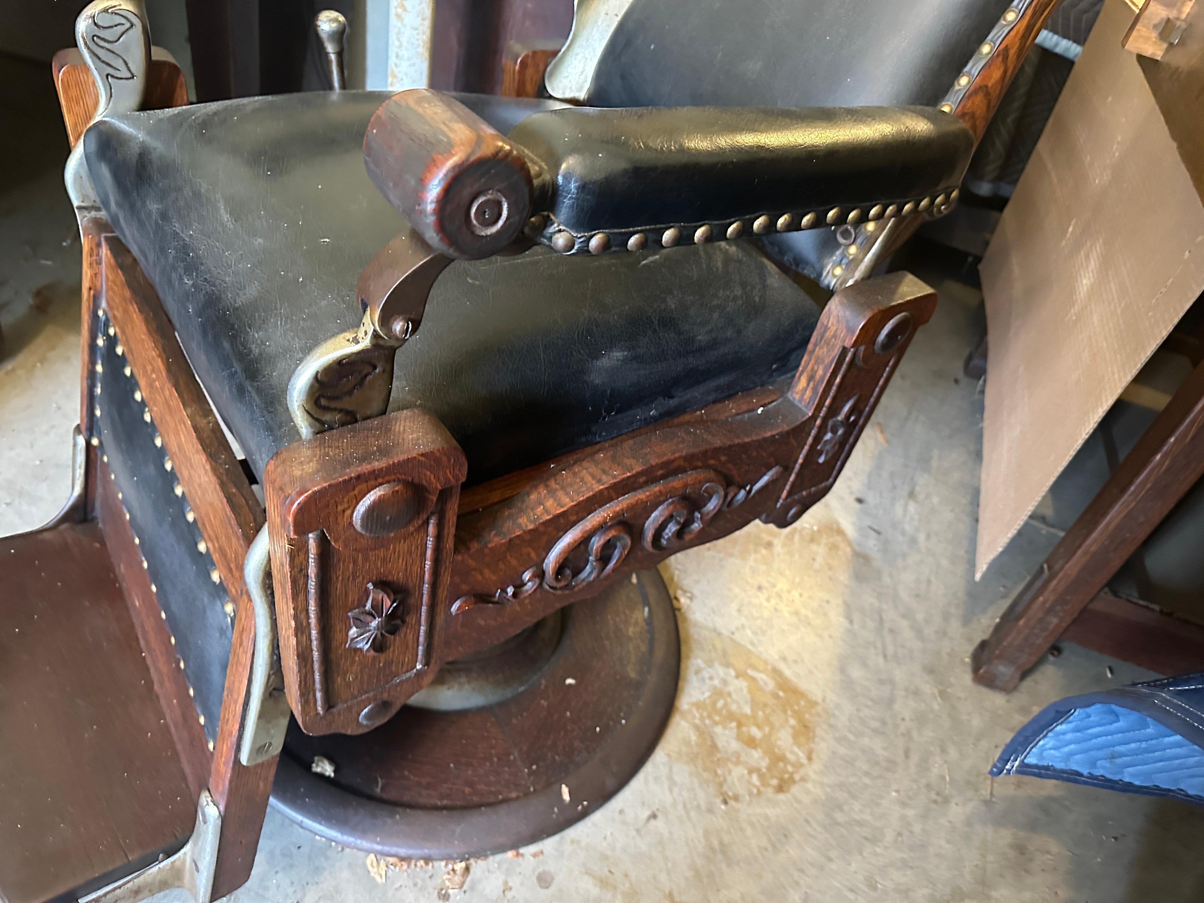 SUPERB Rare Quarter-Sawn Oak Barber Chair For Sale 3