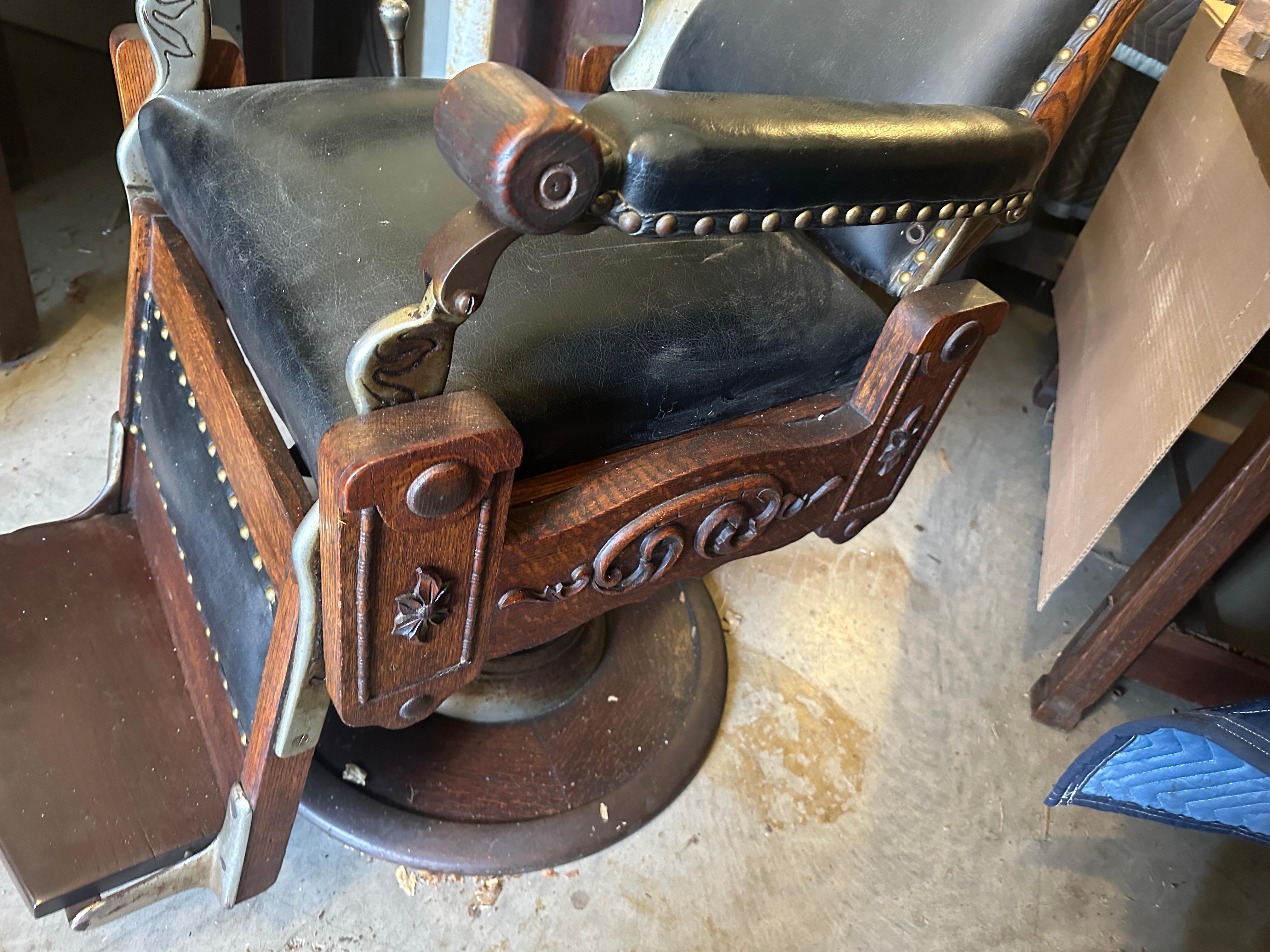 SUPERB Rare Quarter-Sawn Oak Barber Chair For Sale 4