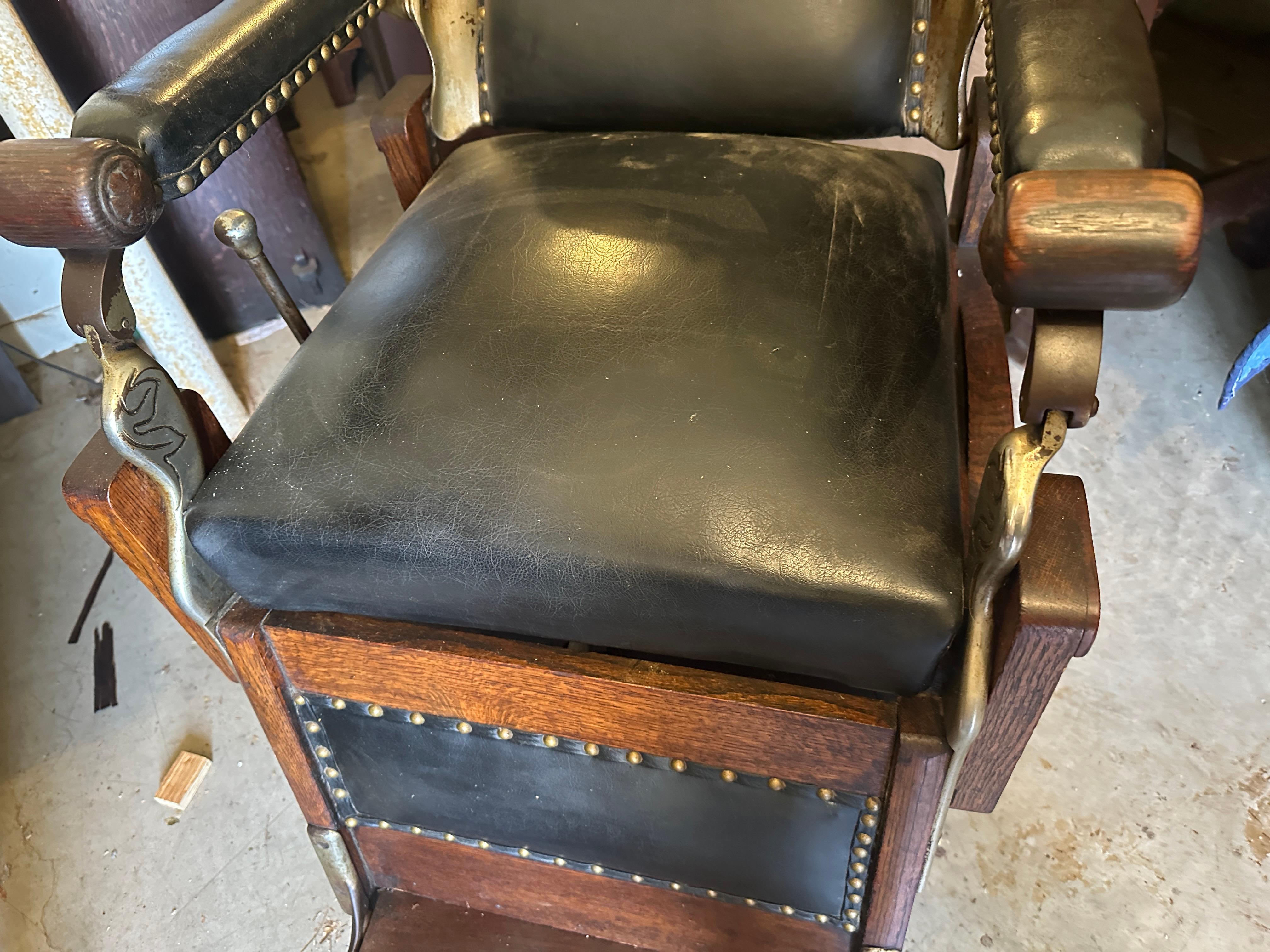 Late 19th Century SUPERB Rare Quarter-Sawn Oak Barber Chair For Sale