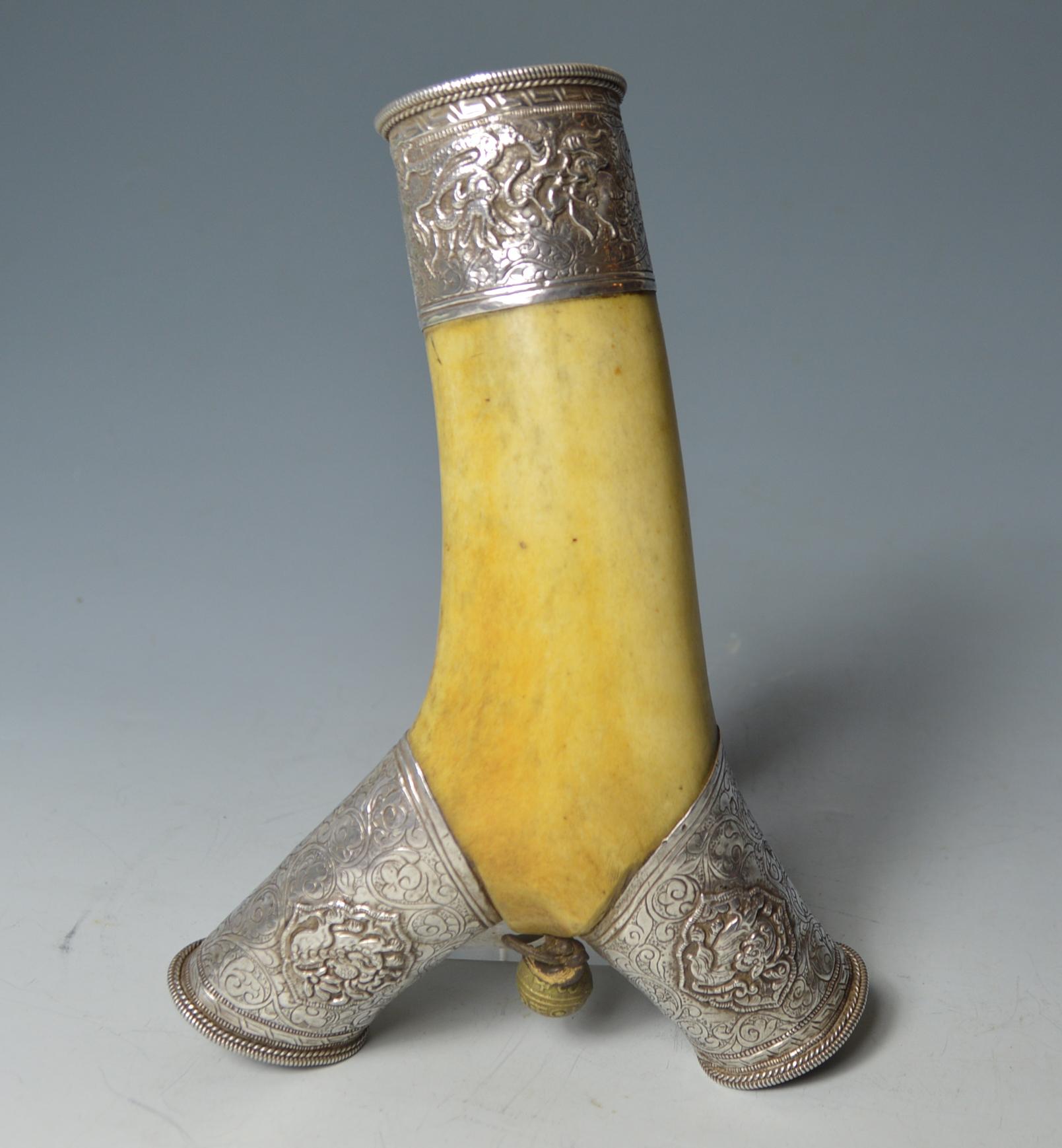 Superb rare Tibetan stag antler silver snuff vessel,  
A large stag horn snuff container decorated with silver coral turquoise and a small brass bell
Period: 19th century and earlier
Ex UK collection
Measures: Length 21 cm, width 12 cm
Condition: