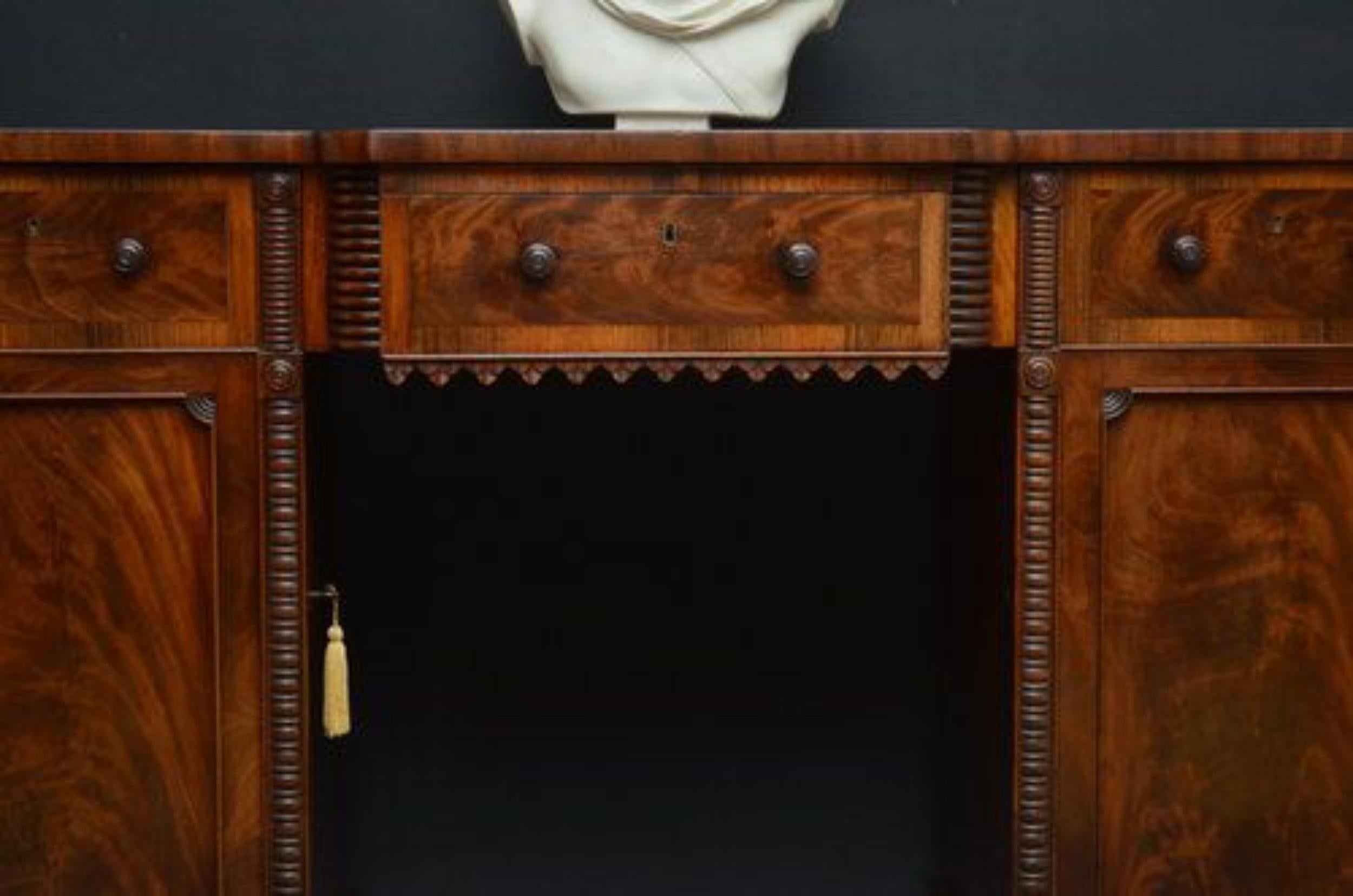 Superb Regency Sideboard in Mahogany In Good Condition For Sale In Whaley Bridge, GB