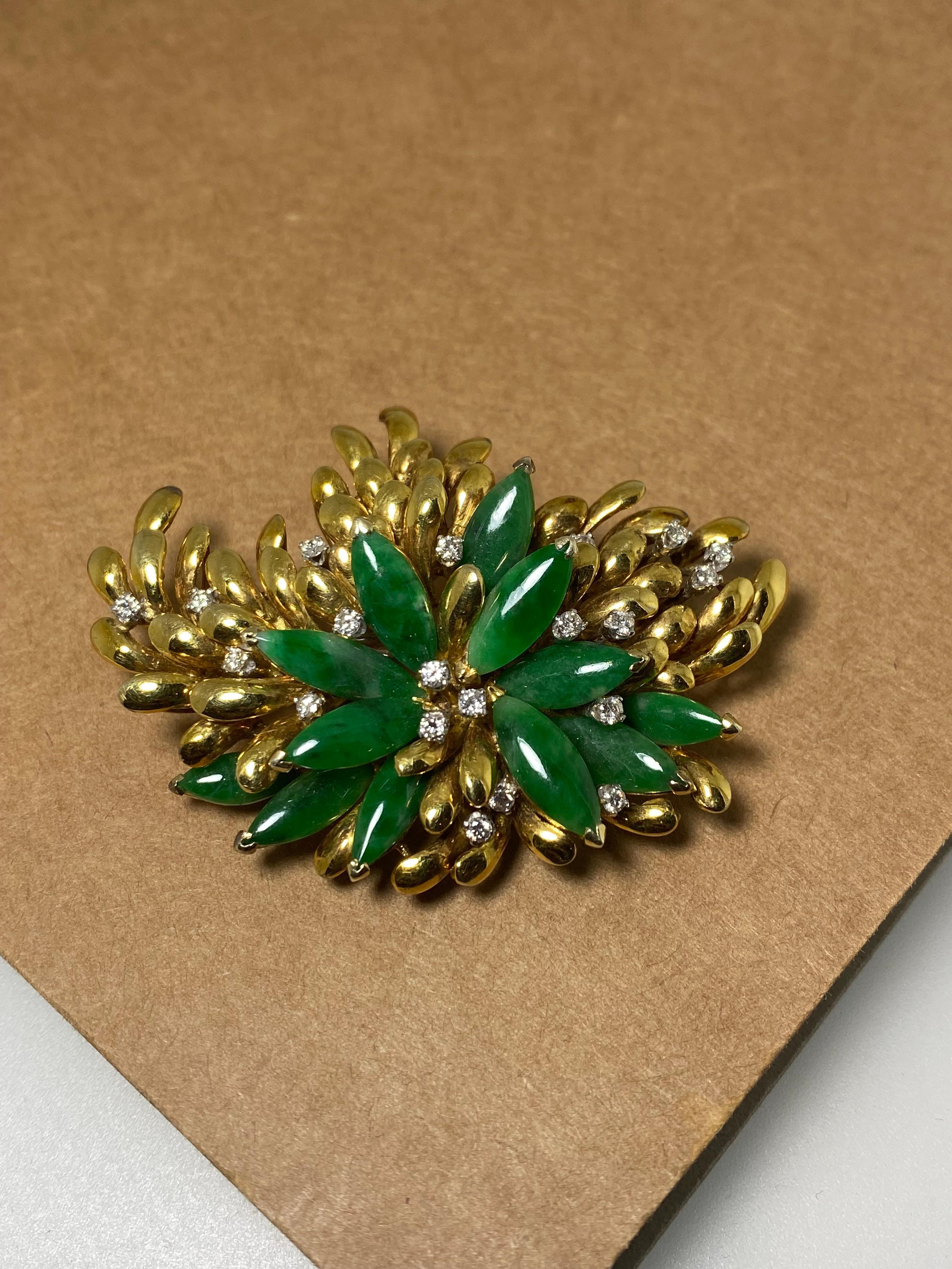 Dieses prächtige Retro-Schmuckstück
ist handgefertigt, aus Hongkong stammend

Wunderschön gestaltet als exotische Blume, 
diese Sprühbrosche ist aufwendig verziert mit 
12 natürliche Jadeites von höchster Qualität und beeindruckender Größe 
(in