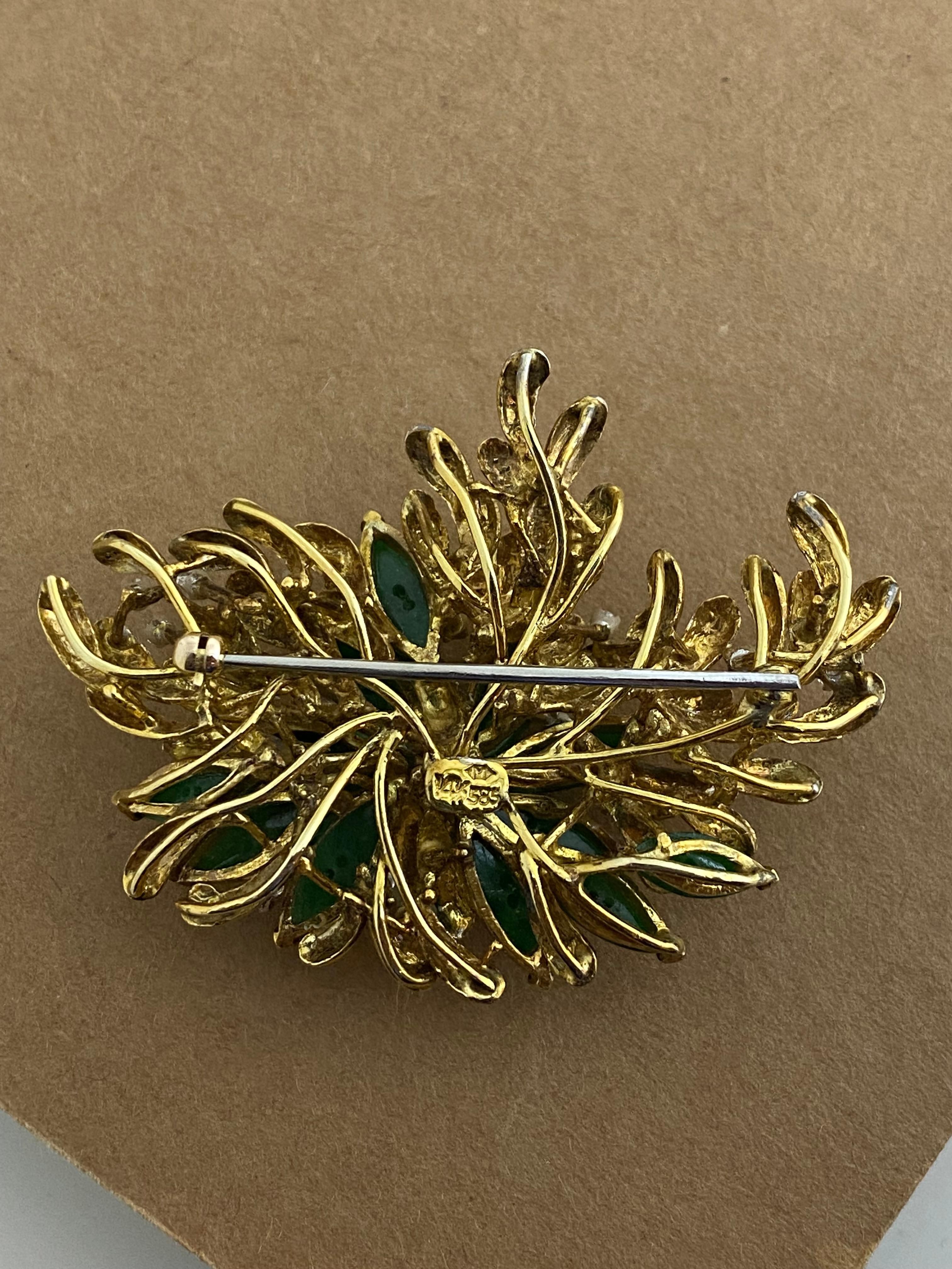 Hervorragende Retro-Brosche aus 14 Karat Gelbgold mit Jadeit und Diamanten. Hong Kong 1960er Jahre. im Zustand „Hervorragend“ in MELBOURNE, AU