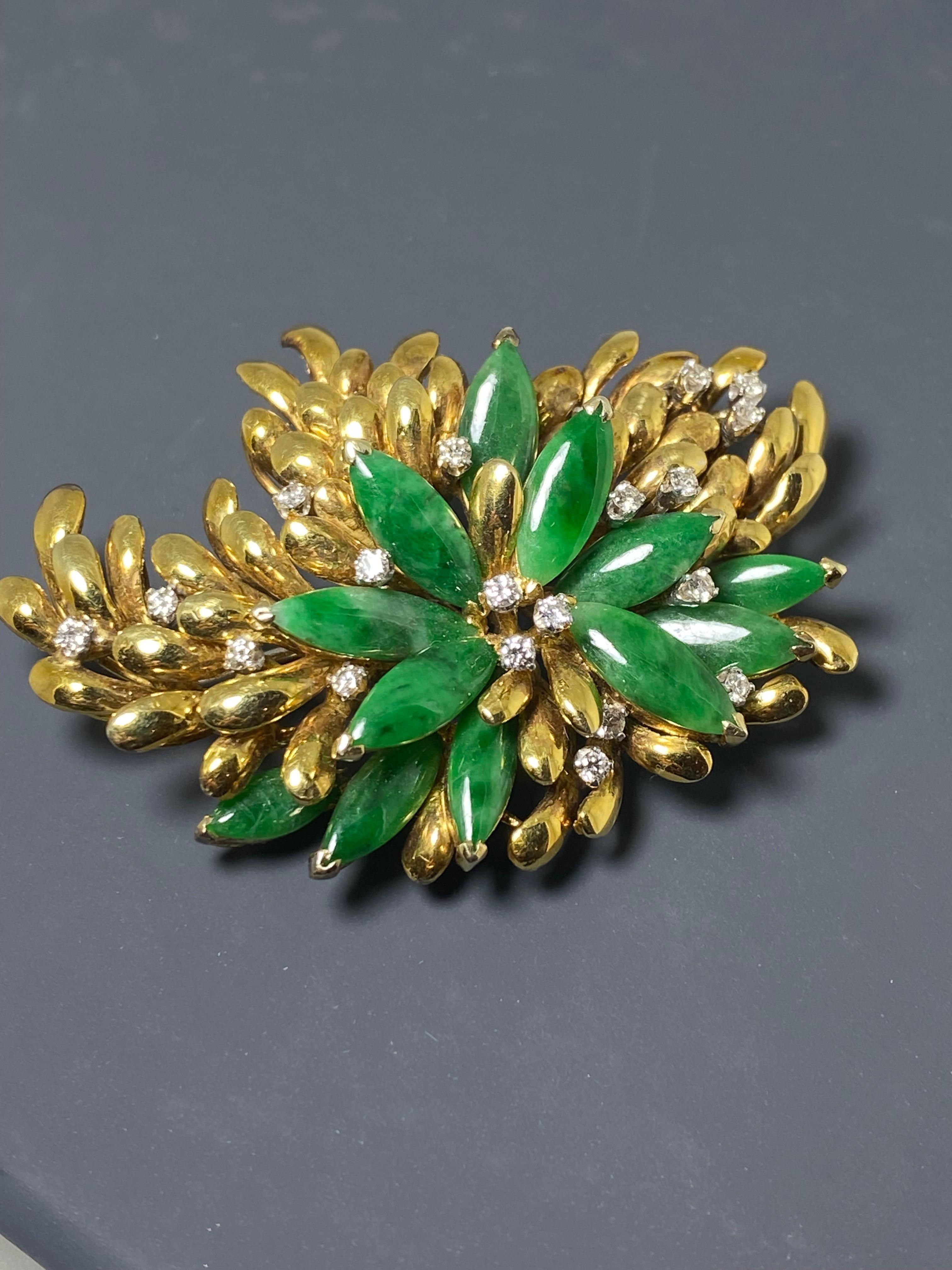 Hervorragende Retro-Brosche aus 14 Karat Gelbgold mit Jadeit und Diamanten. Hong Kong 1960er Jahre. Damen