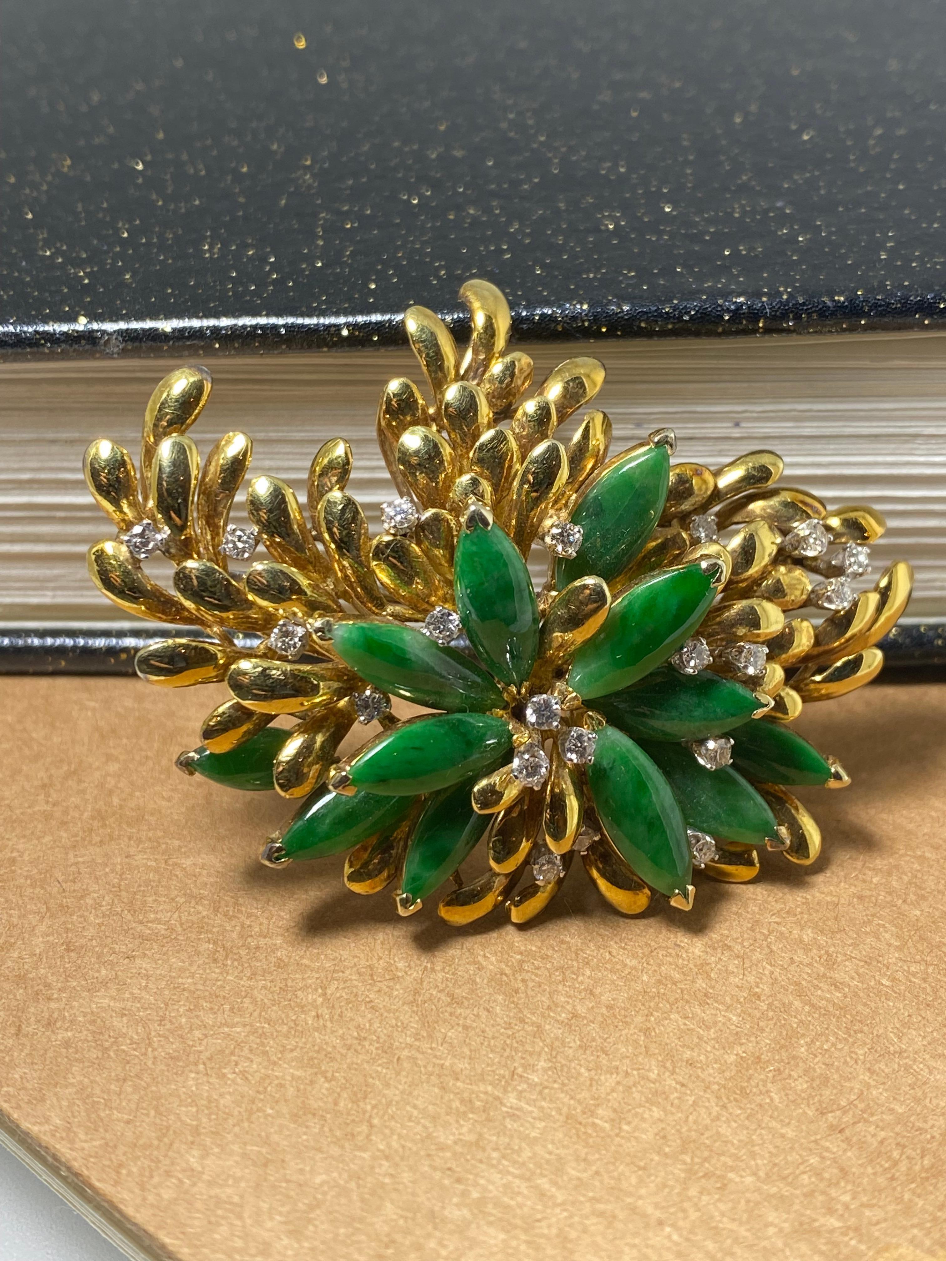Hervorragende Retro-Brosche aus 14 Karat Gelbgold mit Jadeit und Diamanten. Hong Kong 1960er Jahre. 1