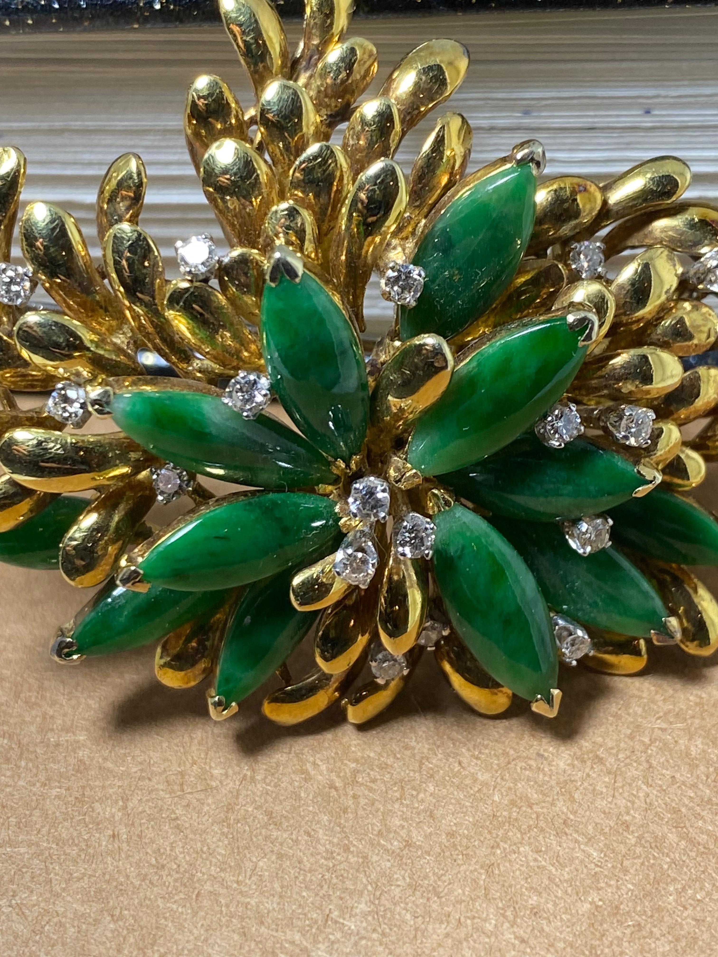 Hervorragende Retro-Brosche aus 14 Karat Gelbgold mit Jadeit und Diamanten. Hong Kong 1960er Jahre. 2