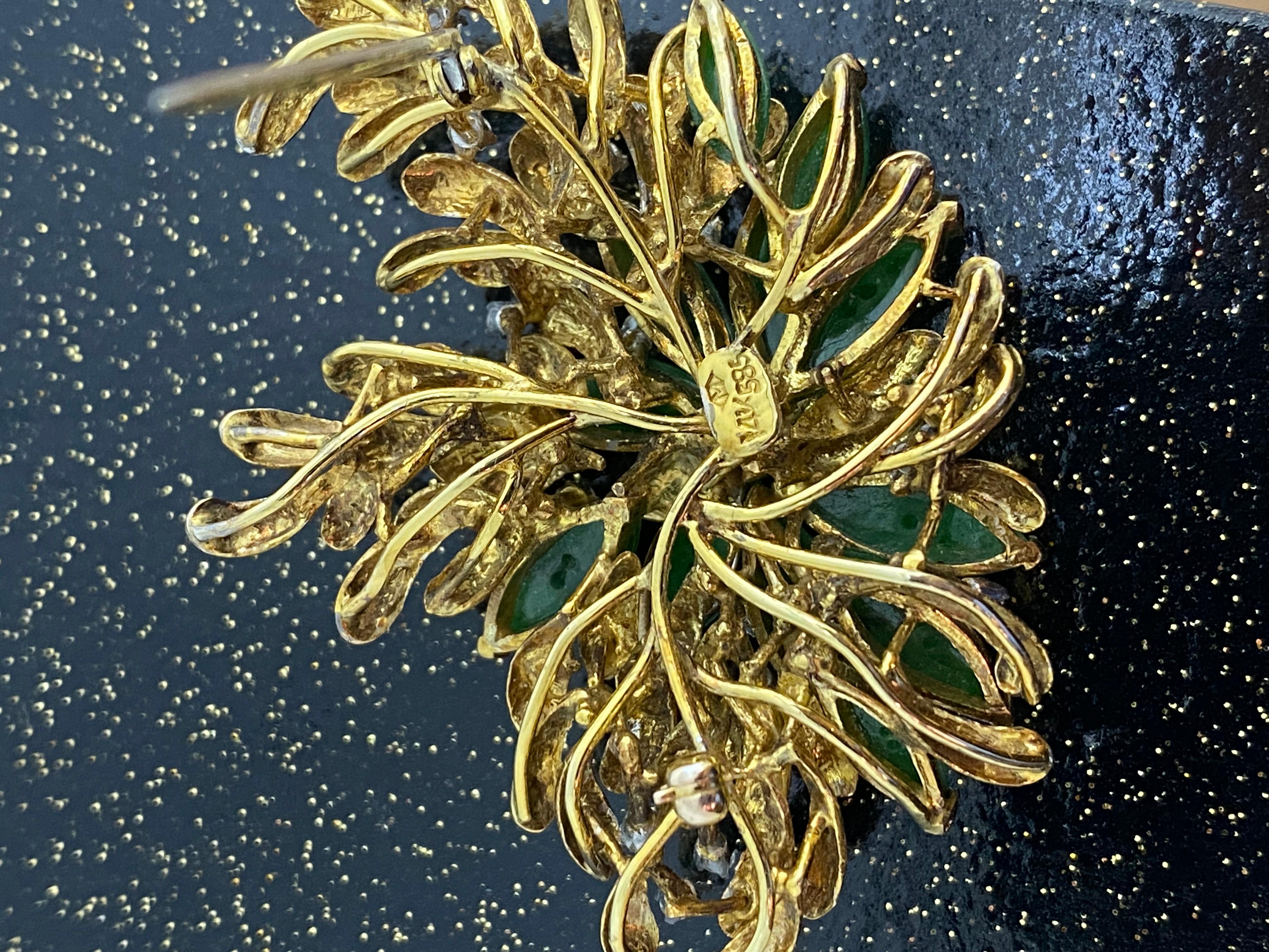 Hervorragende Retro-Brosche aus 14 Karat Gelbgold mit Jadeit und Diamanten. Hong Kong 1960er Jahre. 3