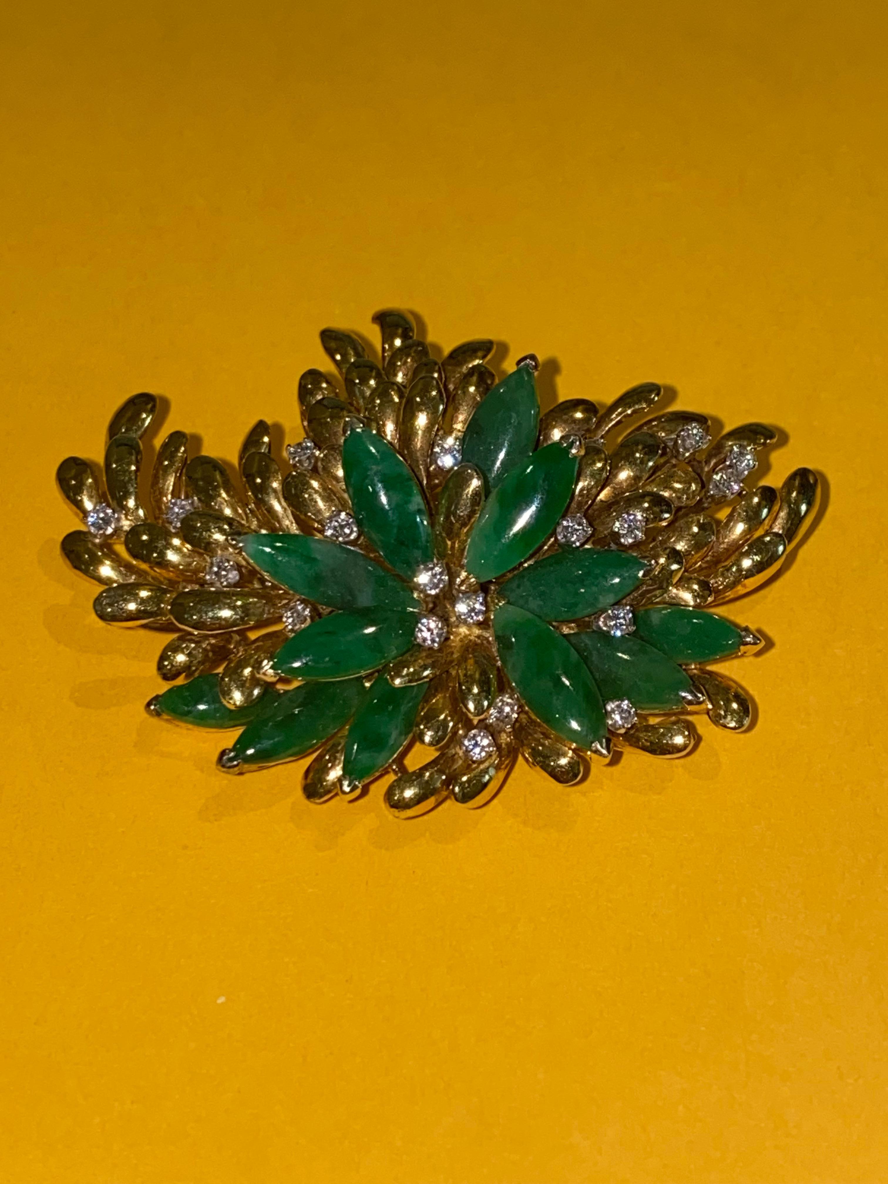 Hervorragende Retro-Brosche aus 14 Karat Gelbgold mit Jadeit und Diamanten. Hong Kong 1960er Jahre. 4