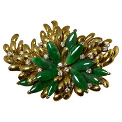Hervorragende Retro-Brosche aus 14 Karat Gelbgold mit Jadeit und Diamanten. Hong Kong 1960er Jahre.