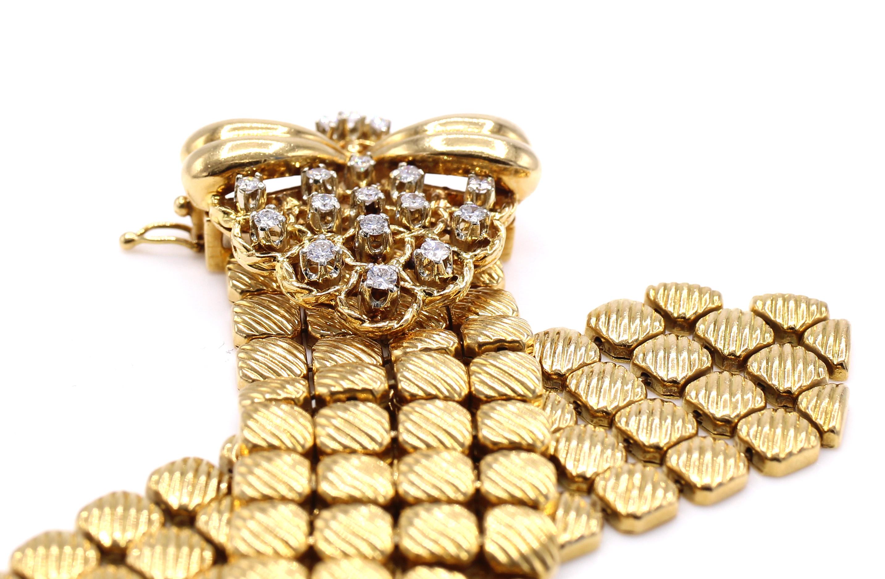 Superb Retro Diamond 18 Karat Buckle Bracelet In Excellent Condition For Sale In New York, NY