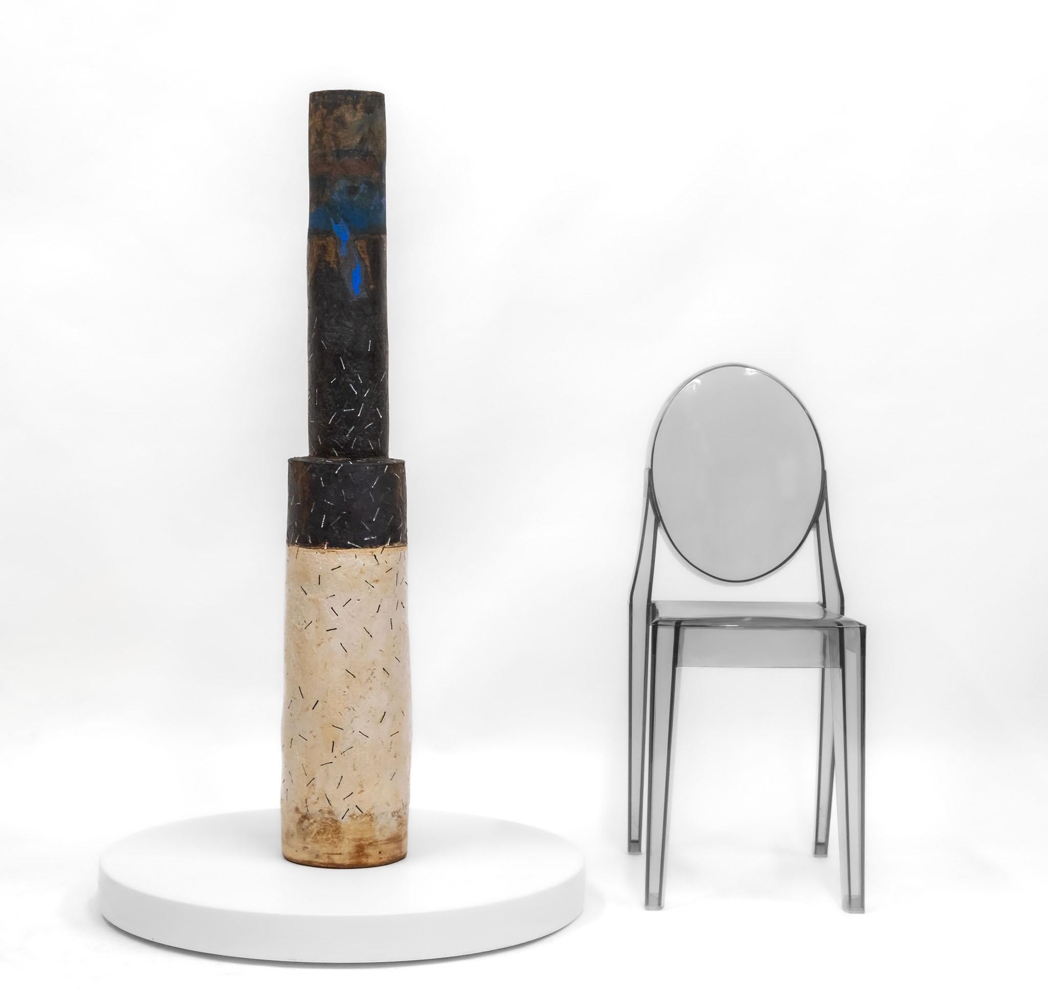 Un superbe vase de sol cylindrique abstrait de grand studio par le célèbre potier Robin Welch (britannique 1936-2019). Marque estampillée. Vers les années 1990.

Le vase en grès à gradins est recouvert d'une glaçure mate bicolore noire et crème avec