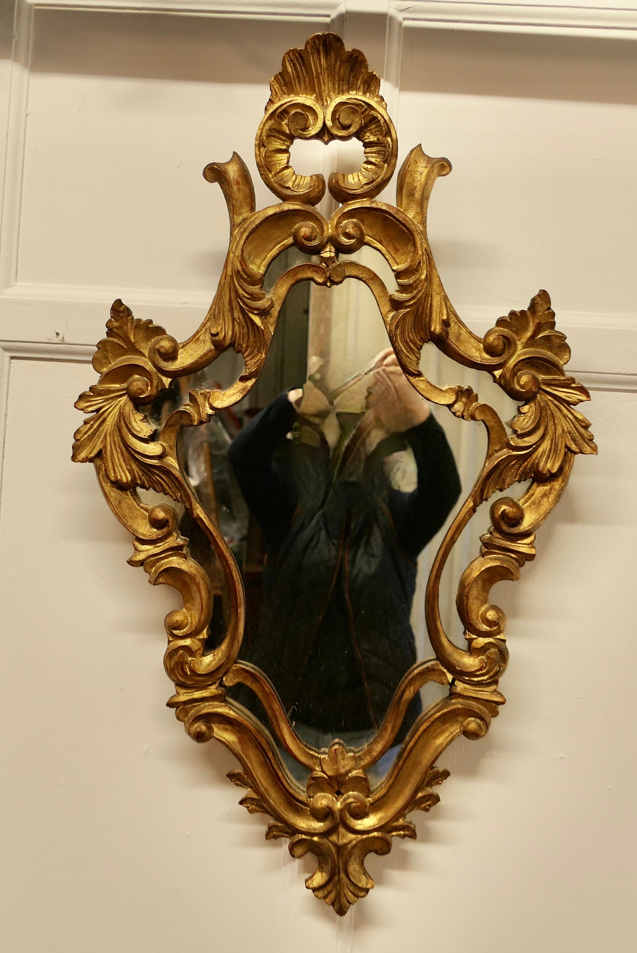 Prächtiger vergoldeter Wandspiegel im Rokoko-Stil

Der Spiegel hat eine aufwendige 4 