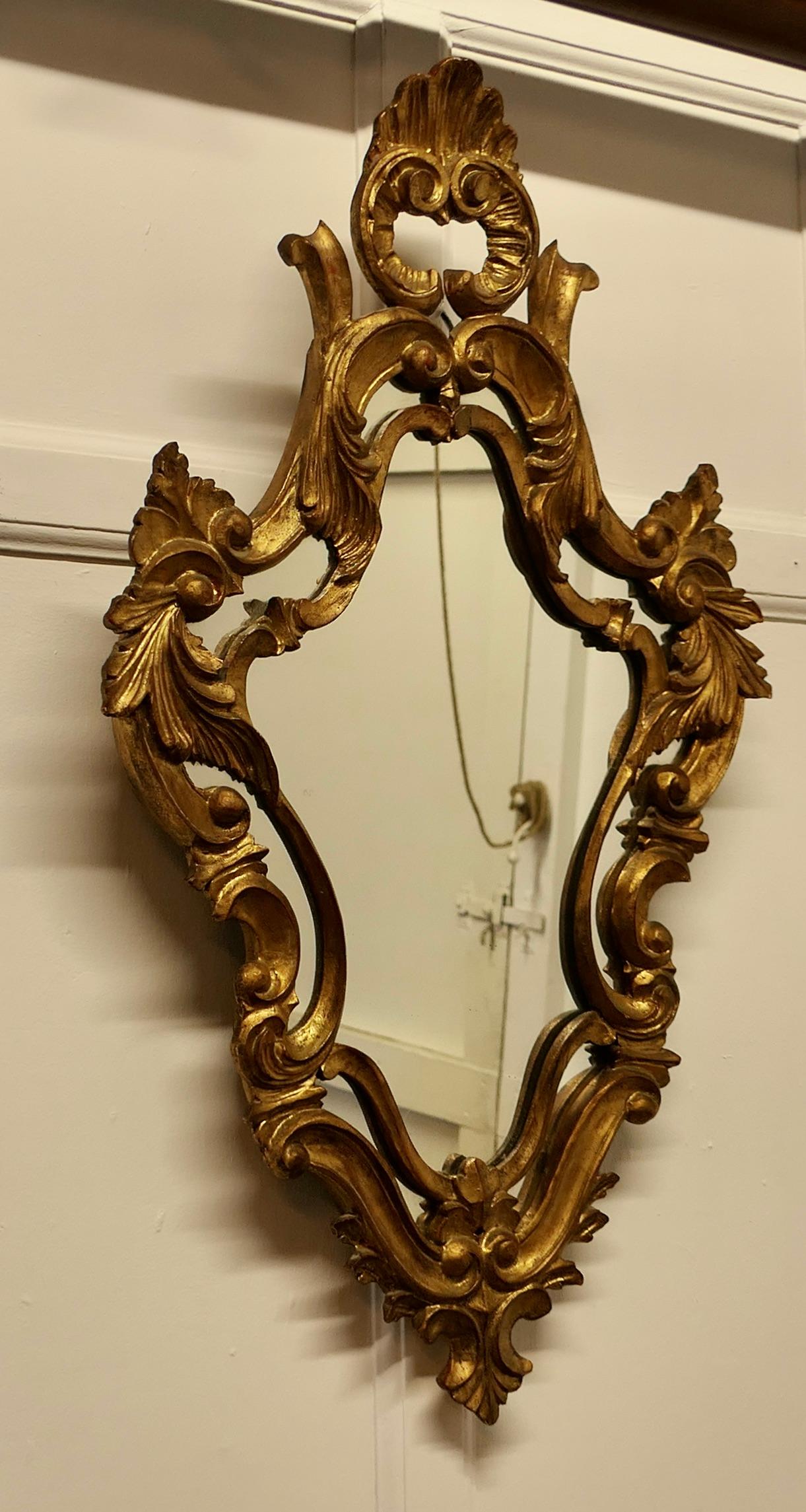 Prächtiger vergoldeter Wandspiegel im Rokokostil The Mirror Has an Elaborate Frame (Spätes 19. Jahrhundert) im Angebot