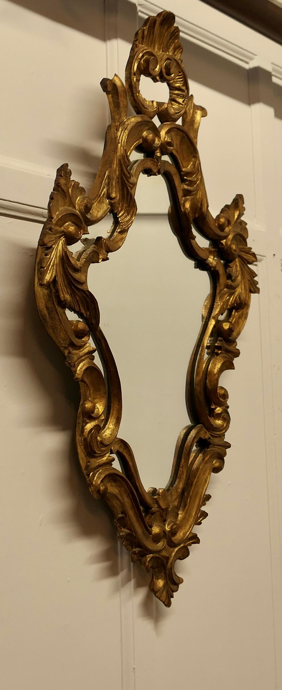 Prächtiger vergoldeter Wandspiegel im Rokokostil The Mirror Has an Elaborate Frame (Vergoldetes Holz) im Angebot