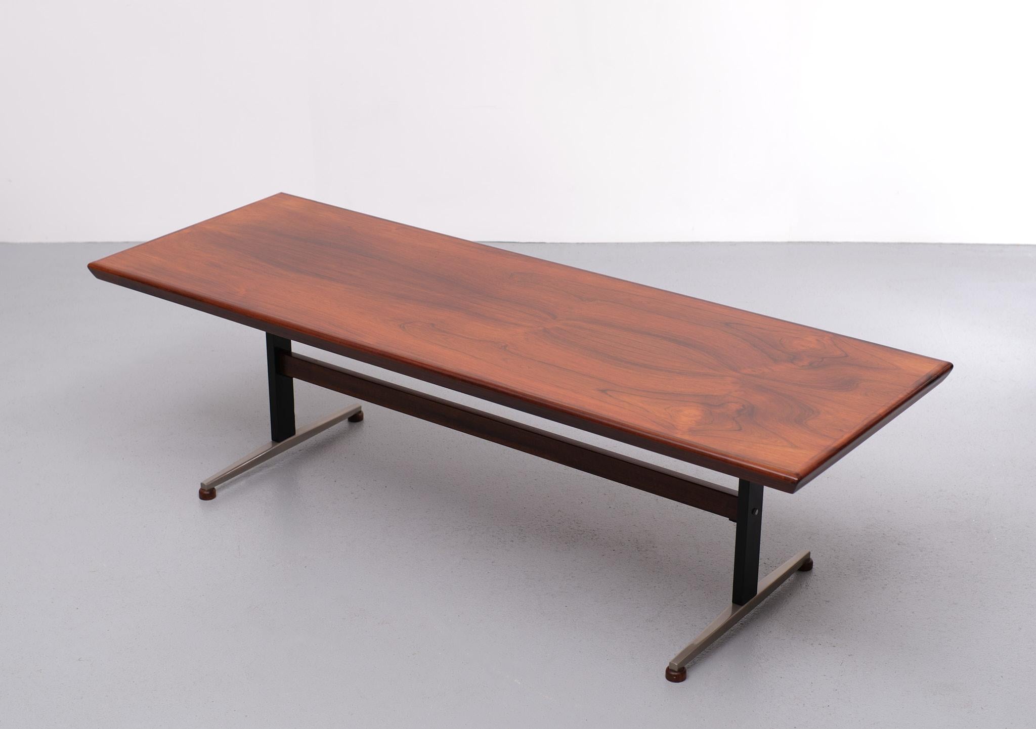 Superbe table basse scandinave en bois de rose, 1960 en vente 6
