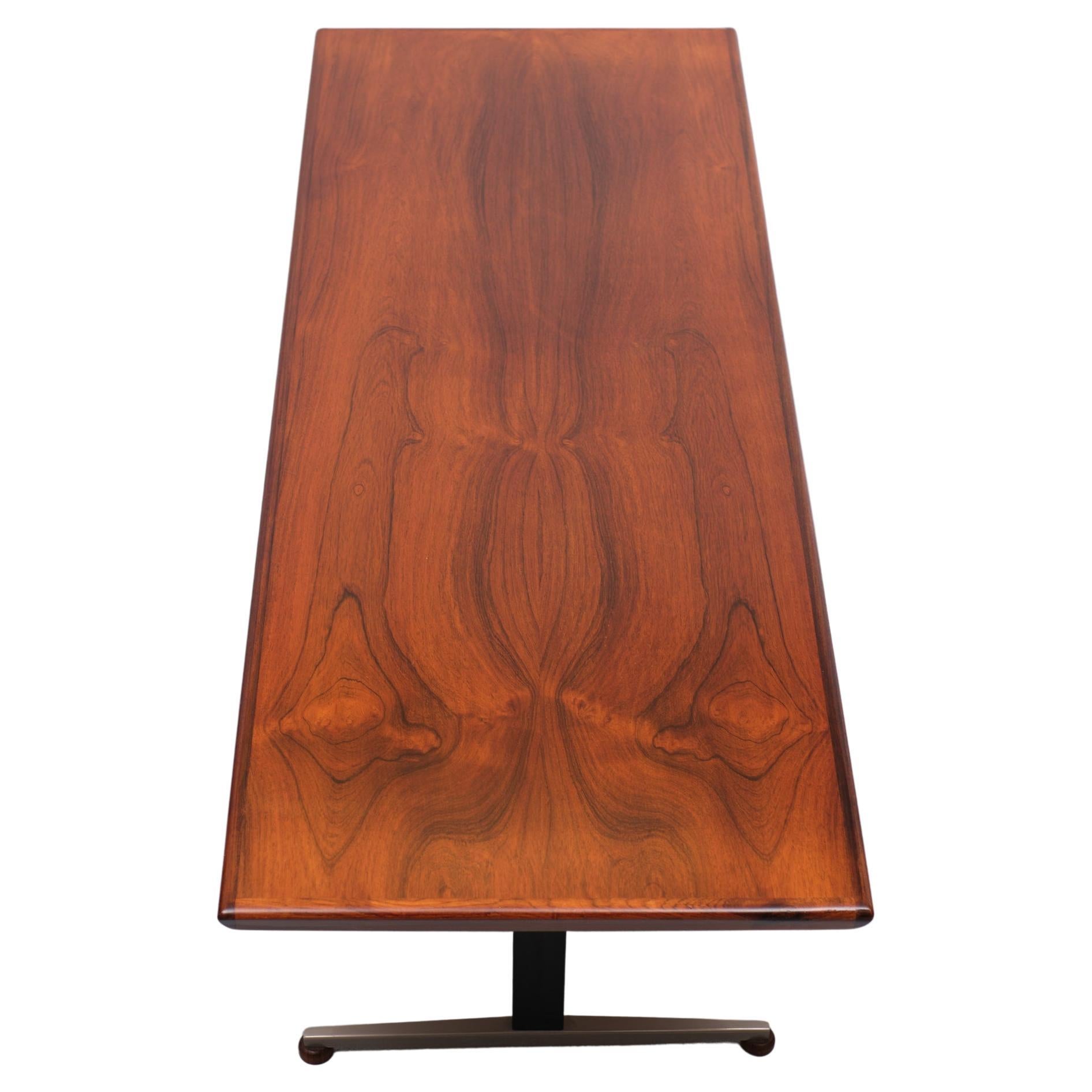 Superbe table basse en bois de rose. Jamais vu une table basse après plus de 50 ans 
et qui a l'air si bien. Jolis détails, regardez les orteils en bois. Beau grain sur 
le palissandre. Très bon état.