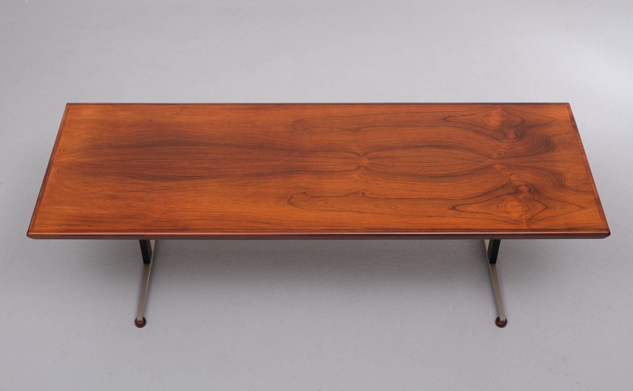 Superbe table basse scandinave en bois de rose, 1960 en vente 1