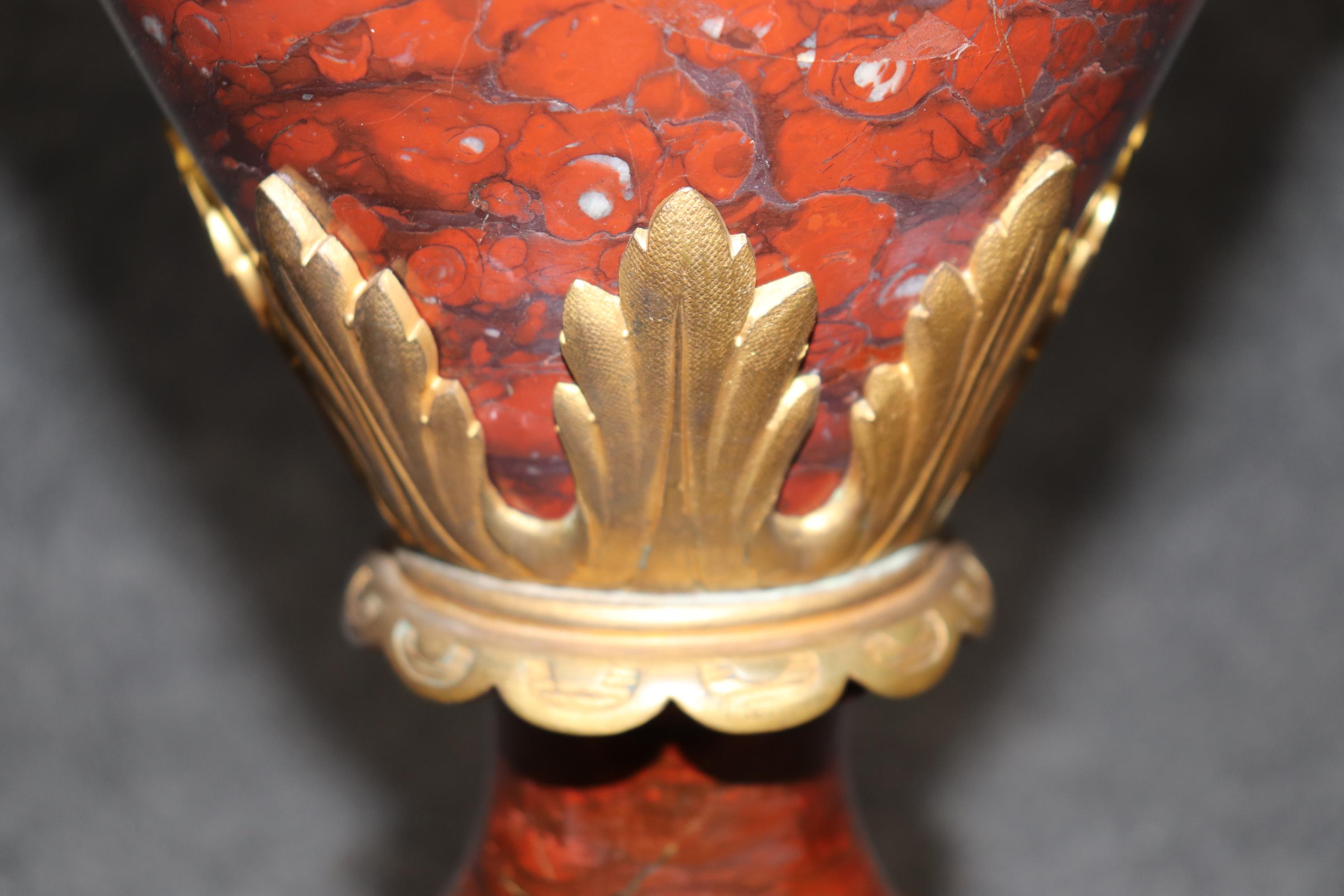 Superbe table d'appoint en forme d'urne en marbre rouge et plateau en verre monté sur bronze en vente 3