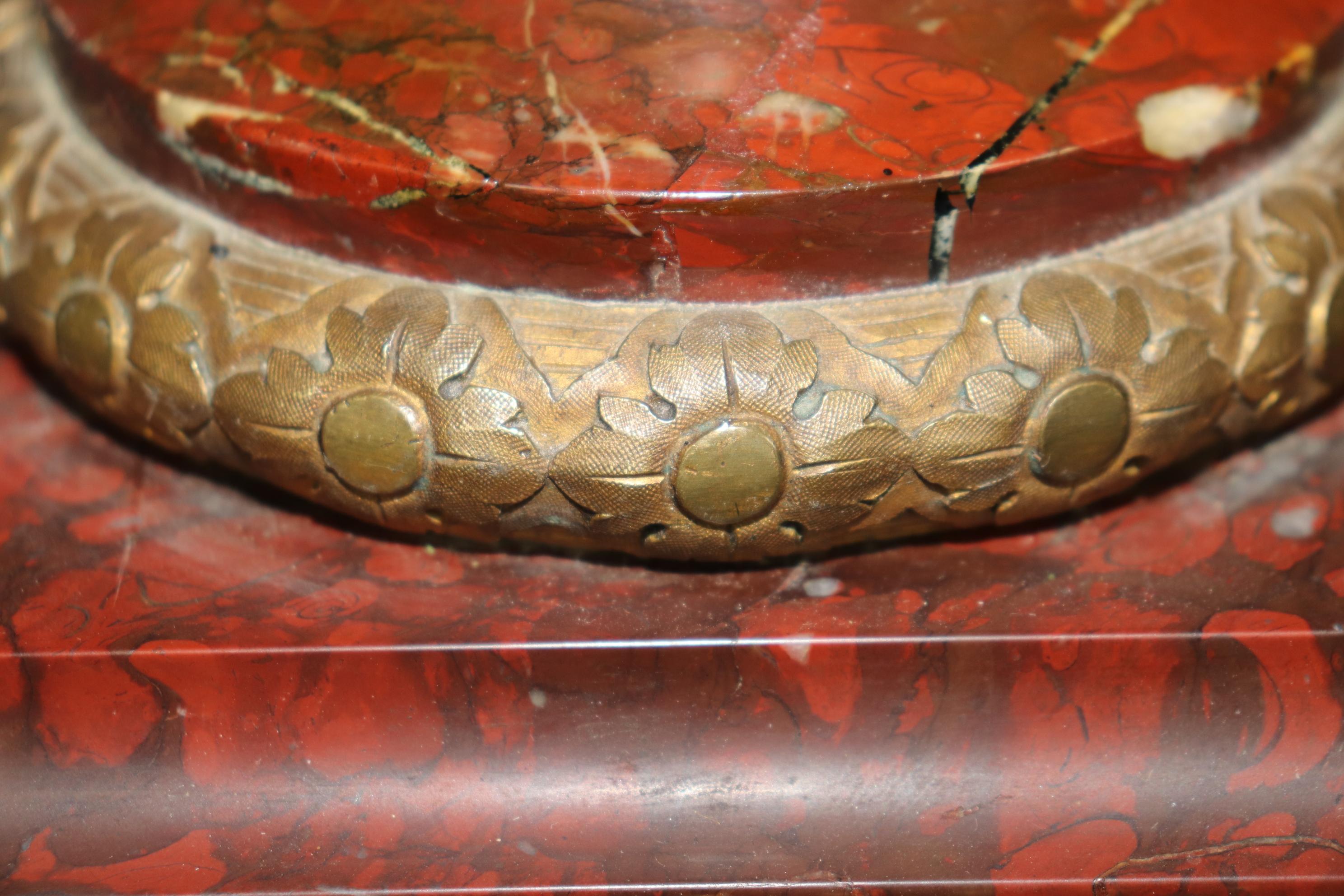 Superbe table d'appoint en forme d'urne en marbre rouge et plateau en verre monté sur bronze en vente 4
