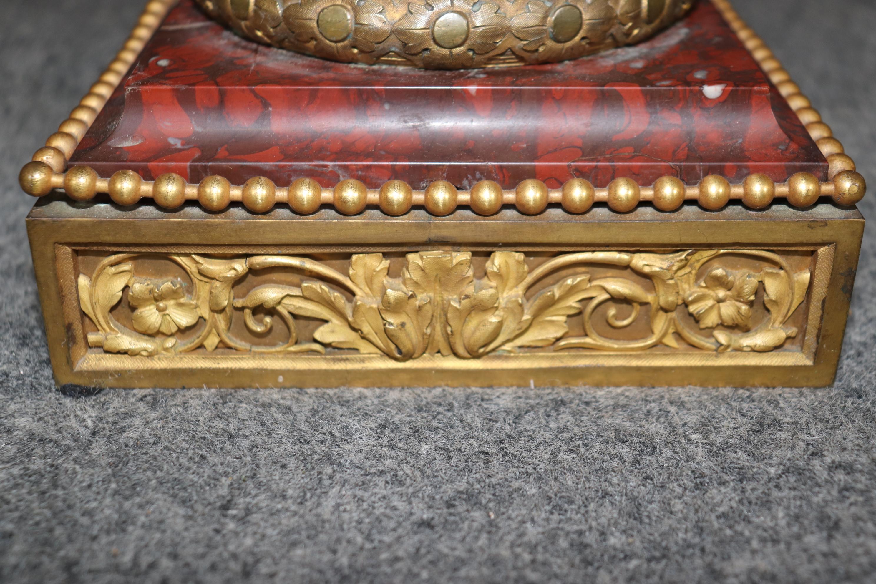 Superbe table d'appoint en forme d'urne en marbre rouge et plateau en verre monté sur bronze en vente 5